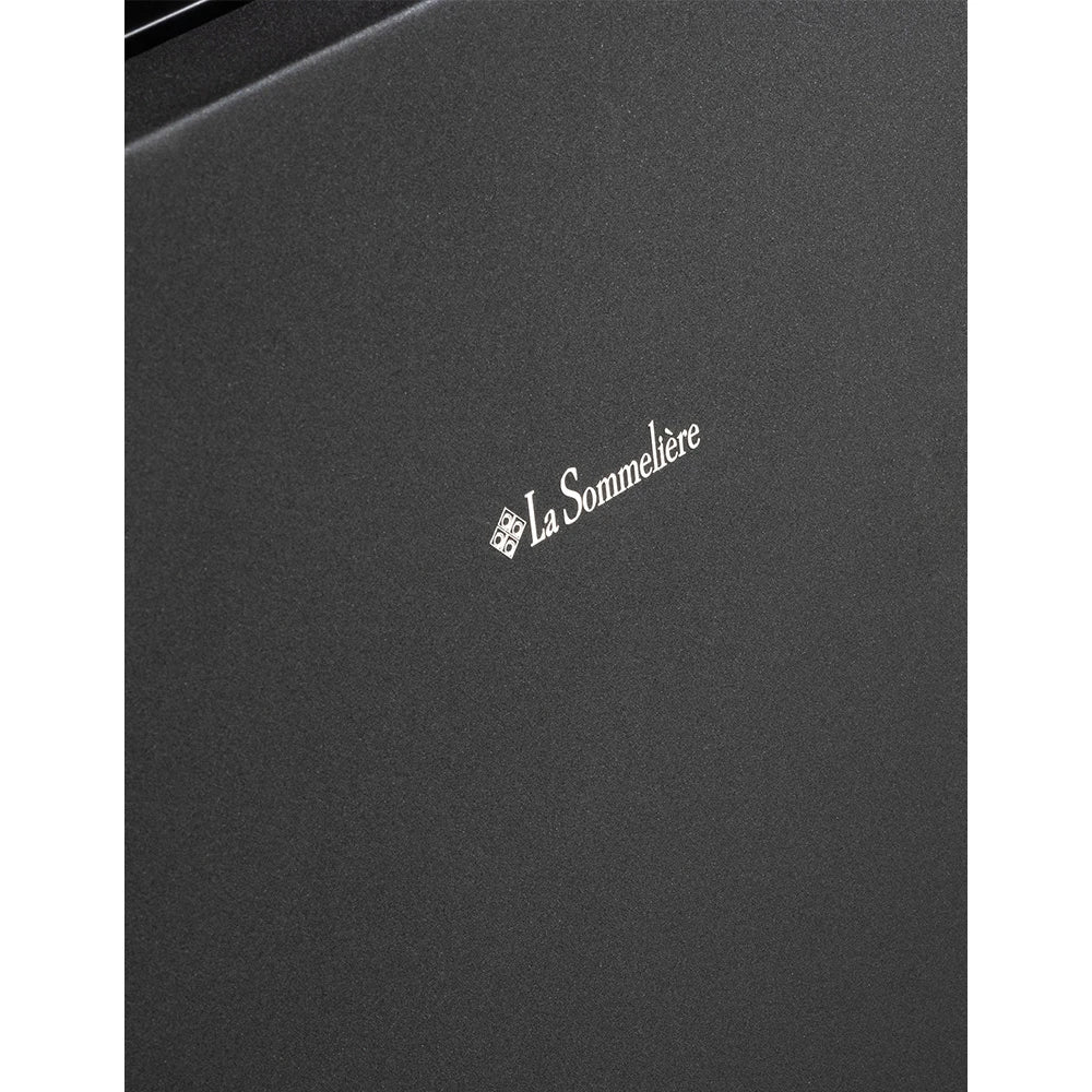 Primer plano del logotipo “La Sommelière” sobre la puerta de la vinoteca CTPNE120E en acabado negro mate.