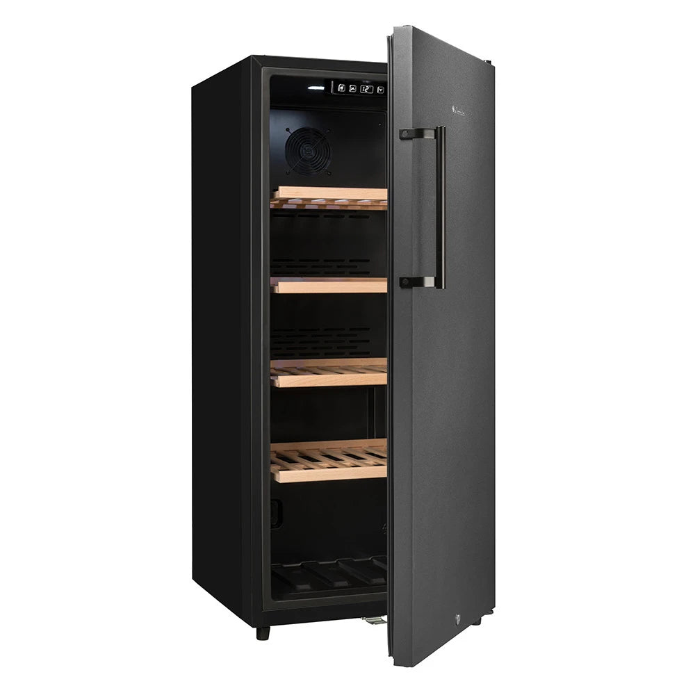 Vinoteca La Sommelière CTPNE120E vista en ángulo, con puerta parcialmente abierta e interior vacío con estantes de madera.