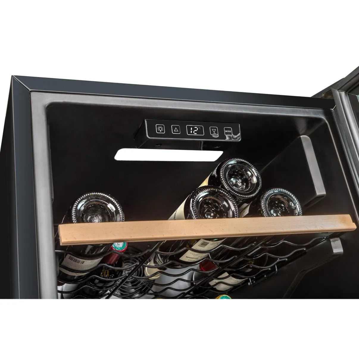Vista en primer plano del interior superior de la vinoteca La Sommelière CTPNE147E, mostrando botellas de vino almacenadas y un panel de control digital con temperatura ajustada a 12 grados.