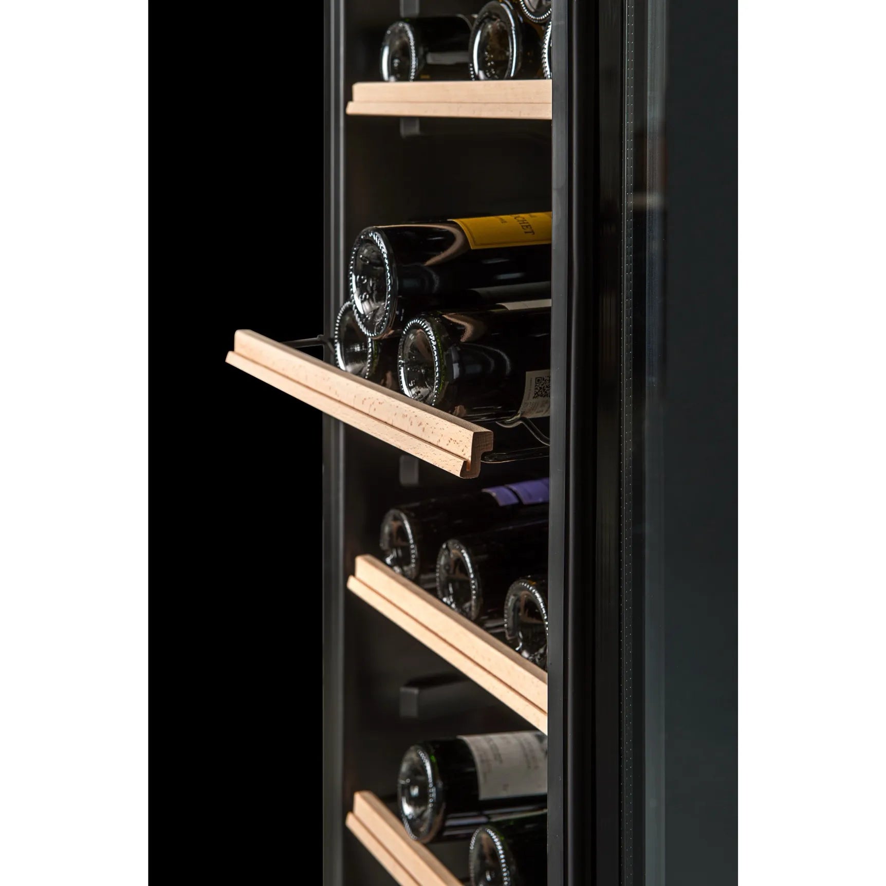 Vinoteca La Sommeliere CTPNE147E, detalle de estantes interiores con botellas almacenadas.