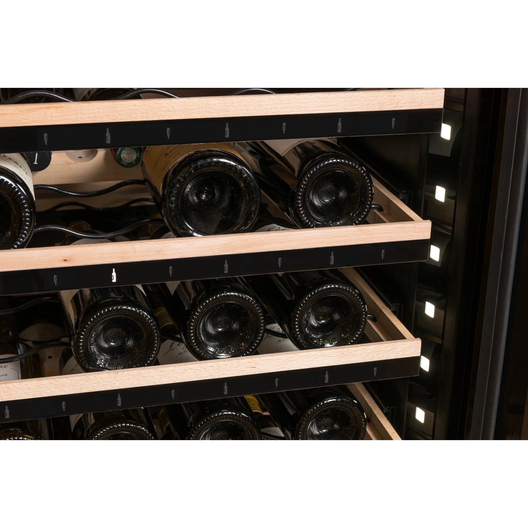 Vista de la Vinoteca 149 botellas La Sommelière ECELLAR.BI150 con estantes de madera llenos de botellas
