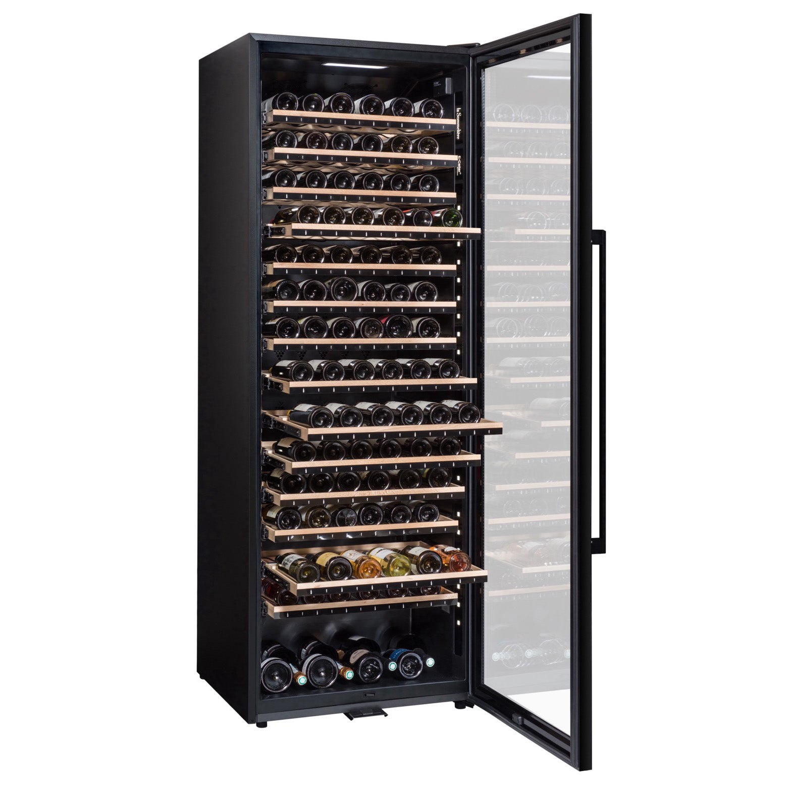 Vista de la Vinoteca multizona 185 botellas La Sommelière ECELLAR185 repleta de botellas en estantes de madera