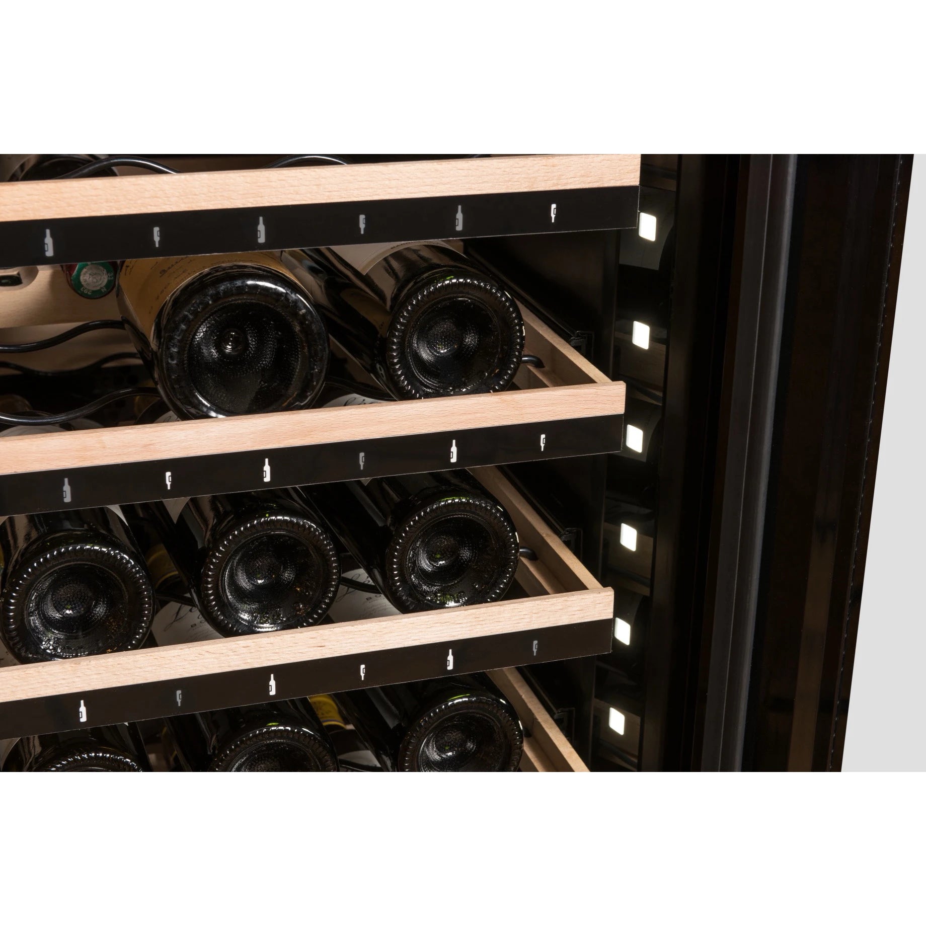 Vista detalle de las bandejas de la Vinoteca 149 botellas La Sommelière ECELLAR150G2 completamente abastecida con botellas de vino
