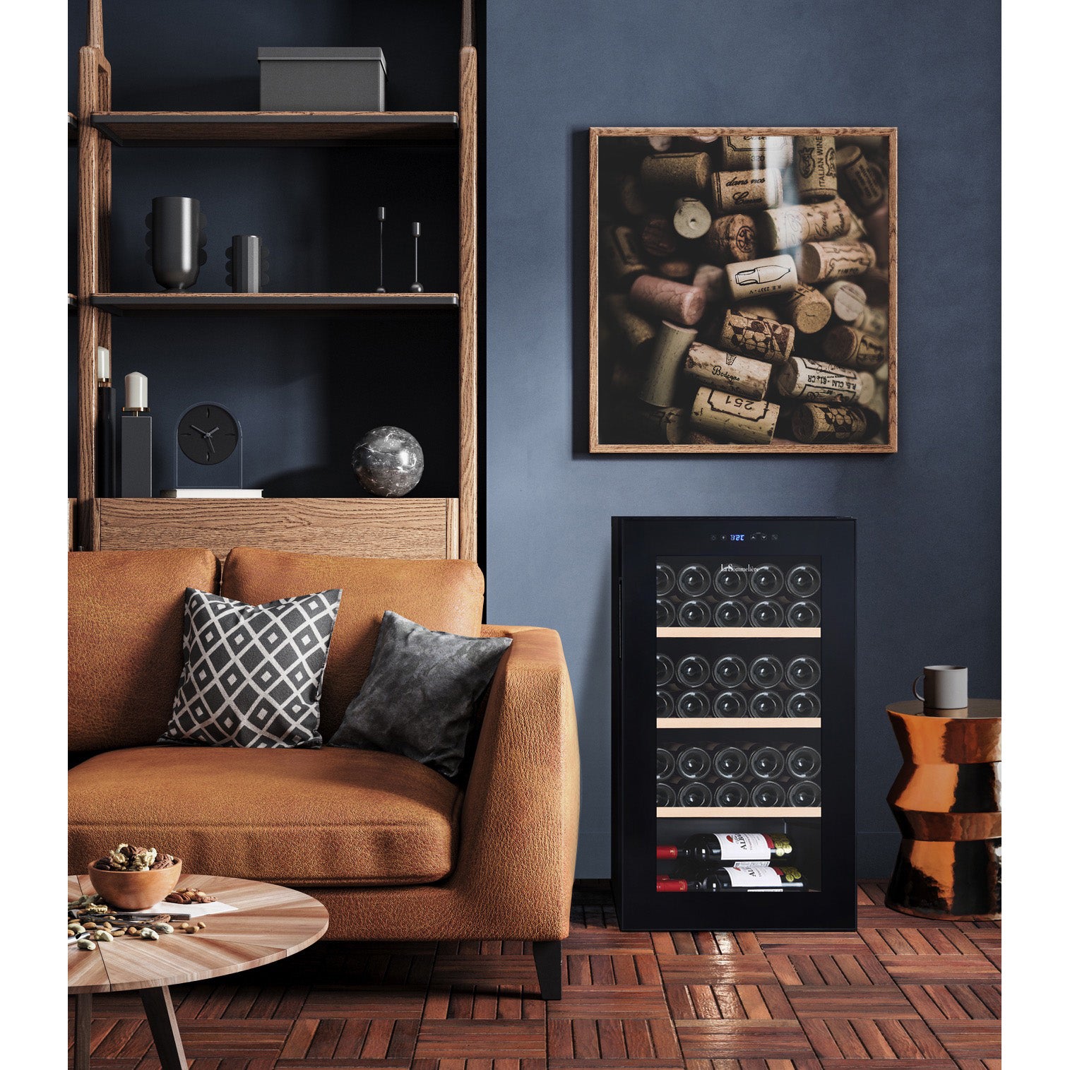 Sala de estar con sofá y estantería donde destaca la vinoteca La Sommelière LS36 Black llena integrándose en la decoración.