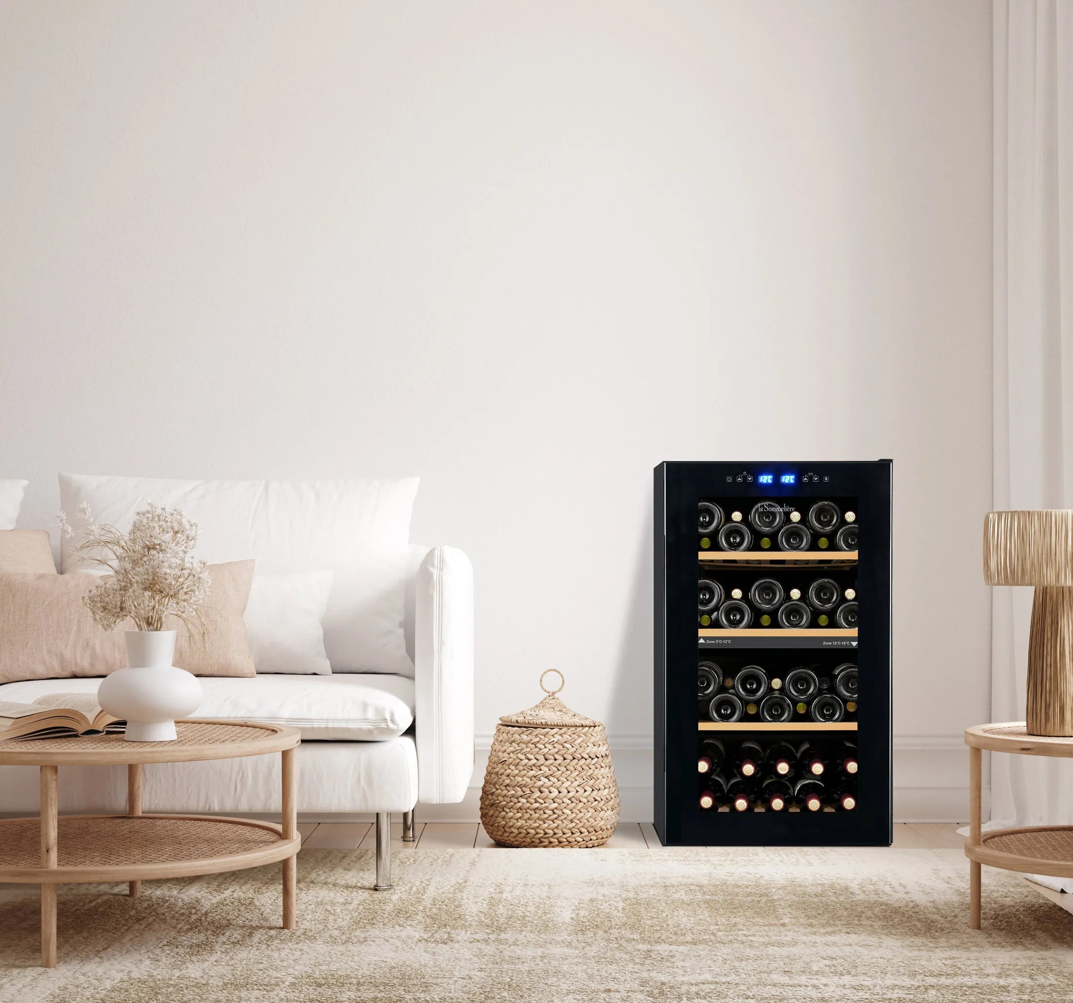 Vinoteca 50 botellas La Sommelière LS512ZBLACK doble zona instalada en una salón elegante, completamente abastecida con botellas de vino.