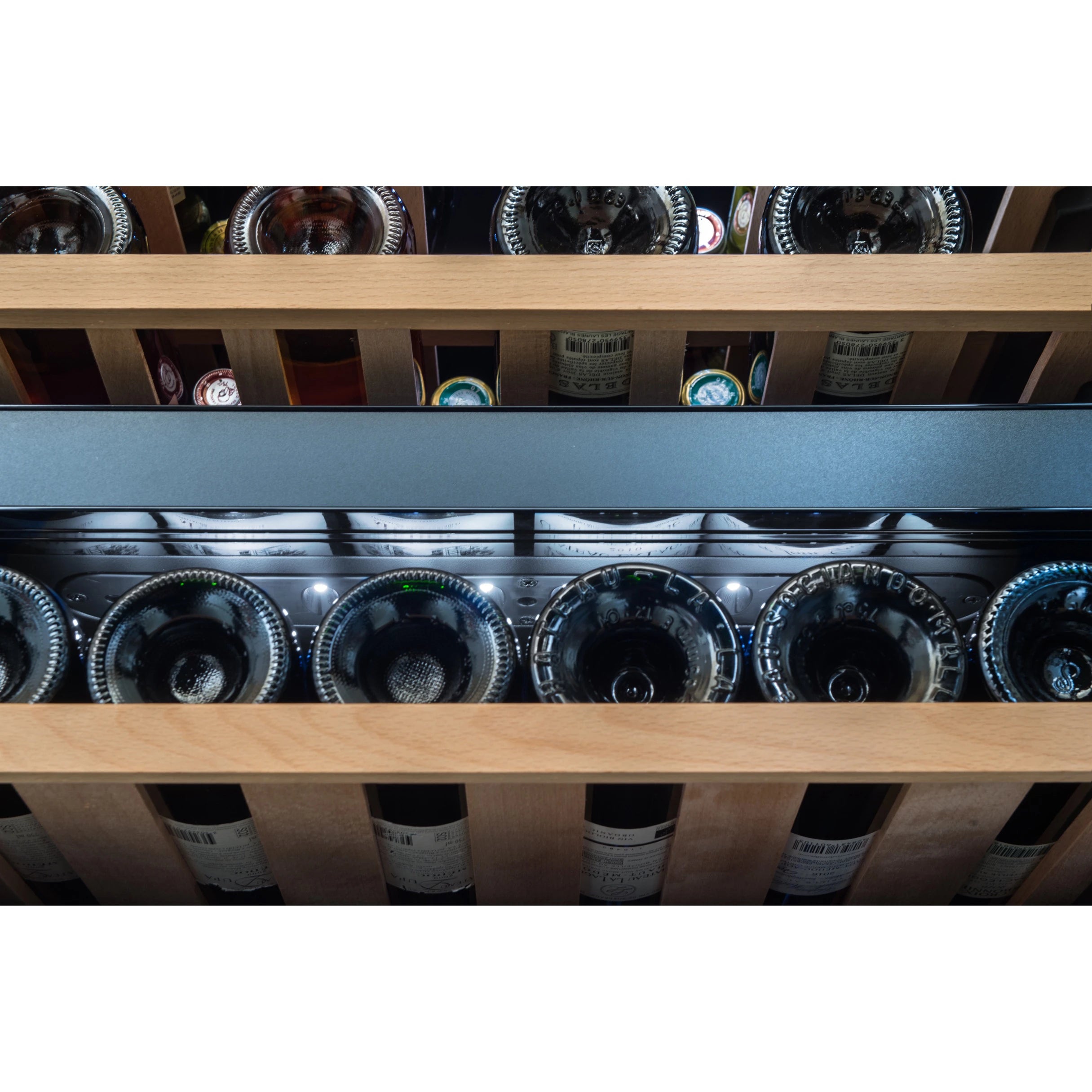 Vista de la Vinoteca 36 botellas La Sommelière LSBI36BDZ doble zona repleta de botellas en estantes de madera