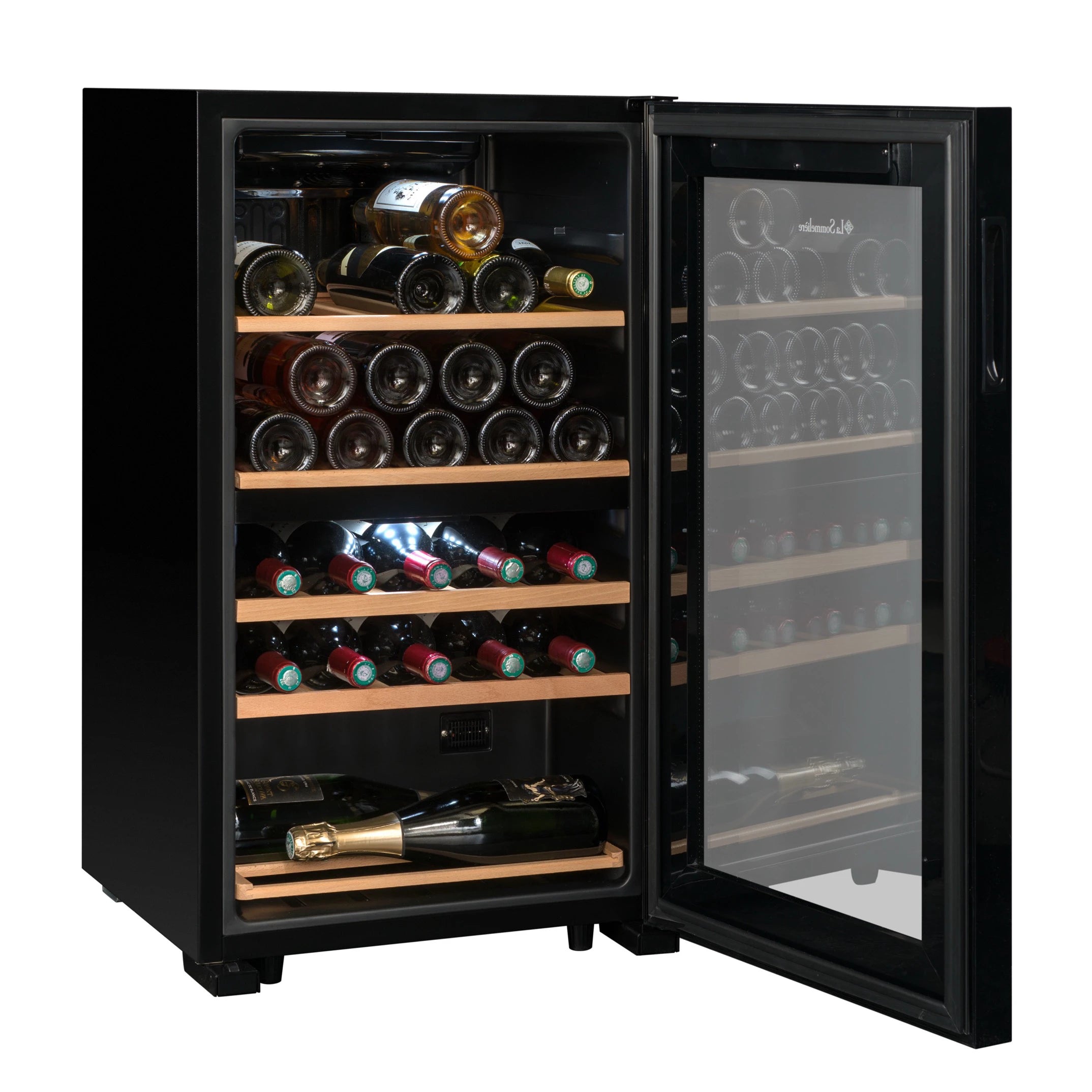 Vinoteca La Sommelière SLS32DZ con puerta de vidrio abierta, cinco estantes de madera con botellas organizadas y reflejo parcial en el cristal.