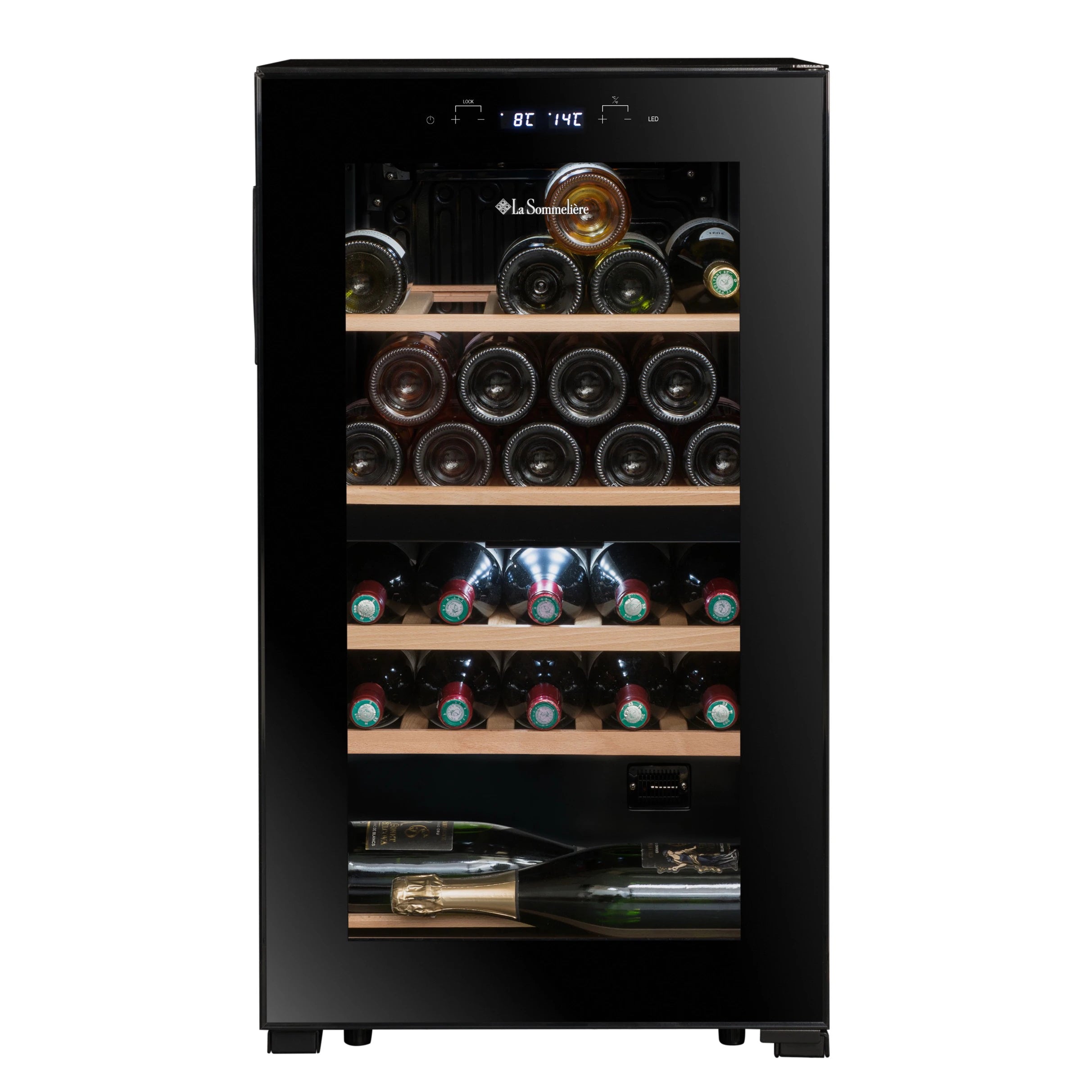 Vista frontal de la vinoteca La Sommelière SLS32DZ Black con puerta de vidrio cerrada, panel digital encendido y botellas organizadas en estantes de madera.