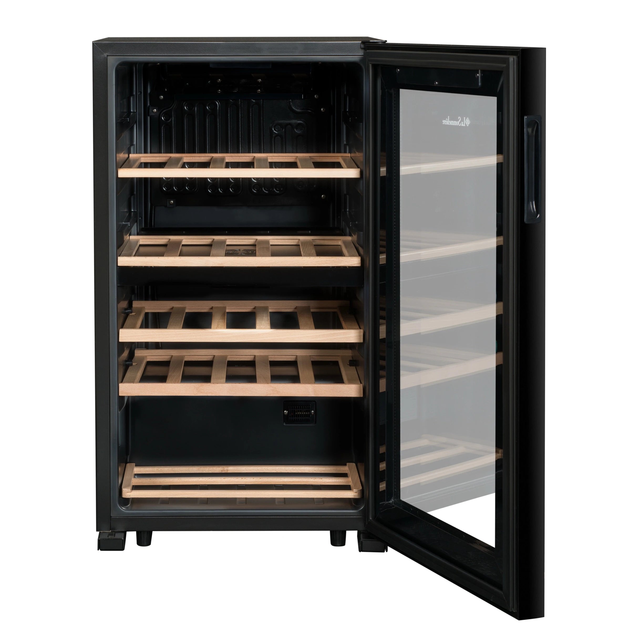 Vinoteca La Sommelière SLS32DZ con puerta de vidrio abierta y cinco estantes de madera dispuestos en el interior negro.