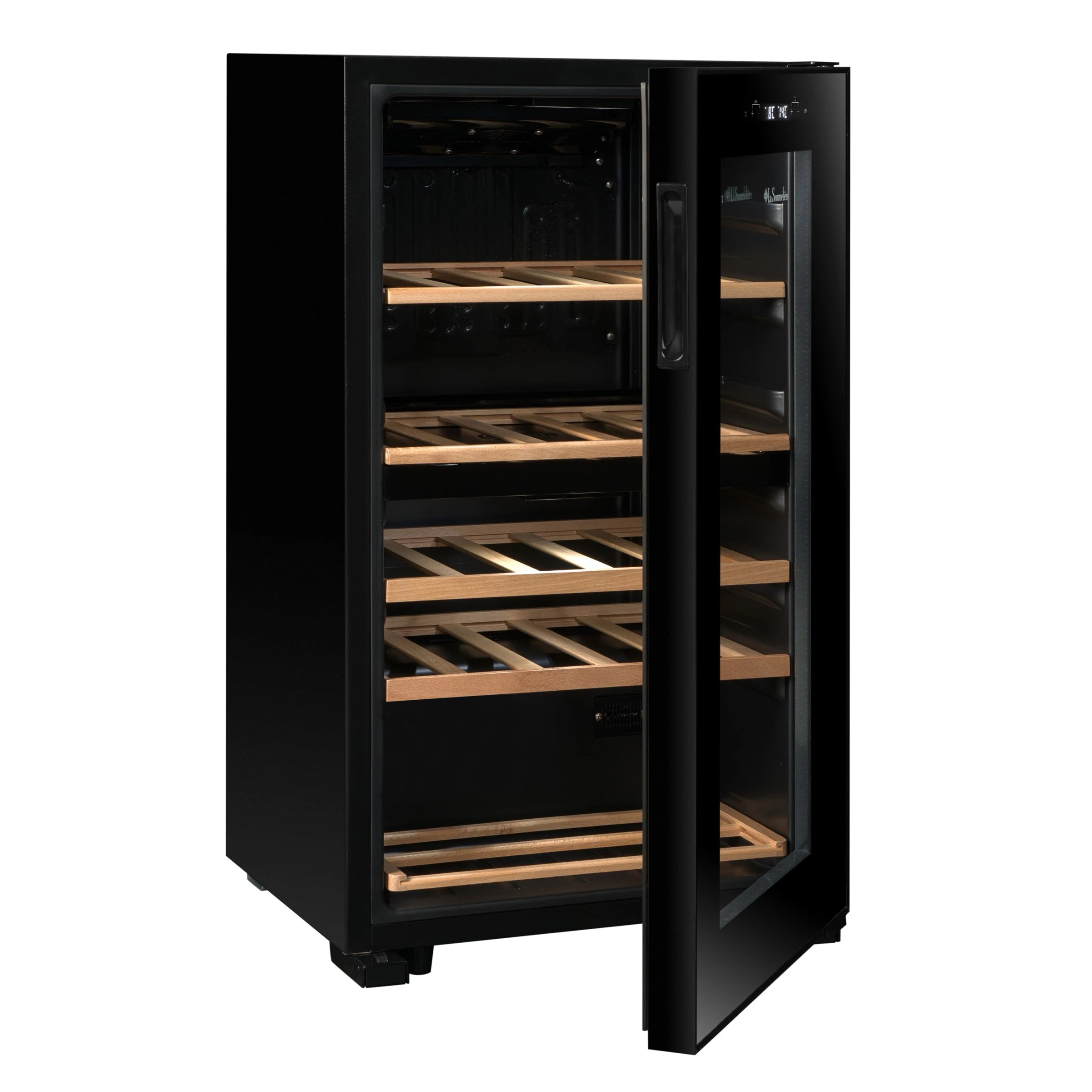 Vinoteca La Sommelière SLS32DZ Black vista en ángulo con la puerta de cristal parcialmente abierta, mostrando los estantes de madera en su interior.