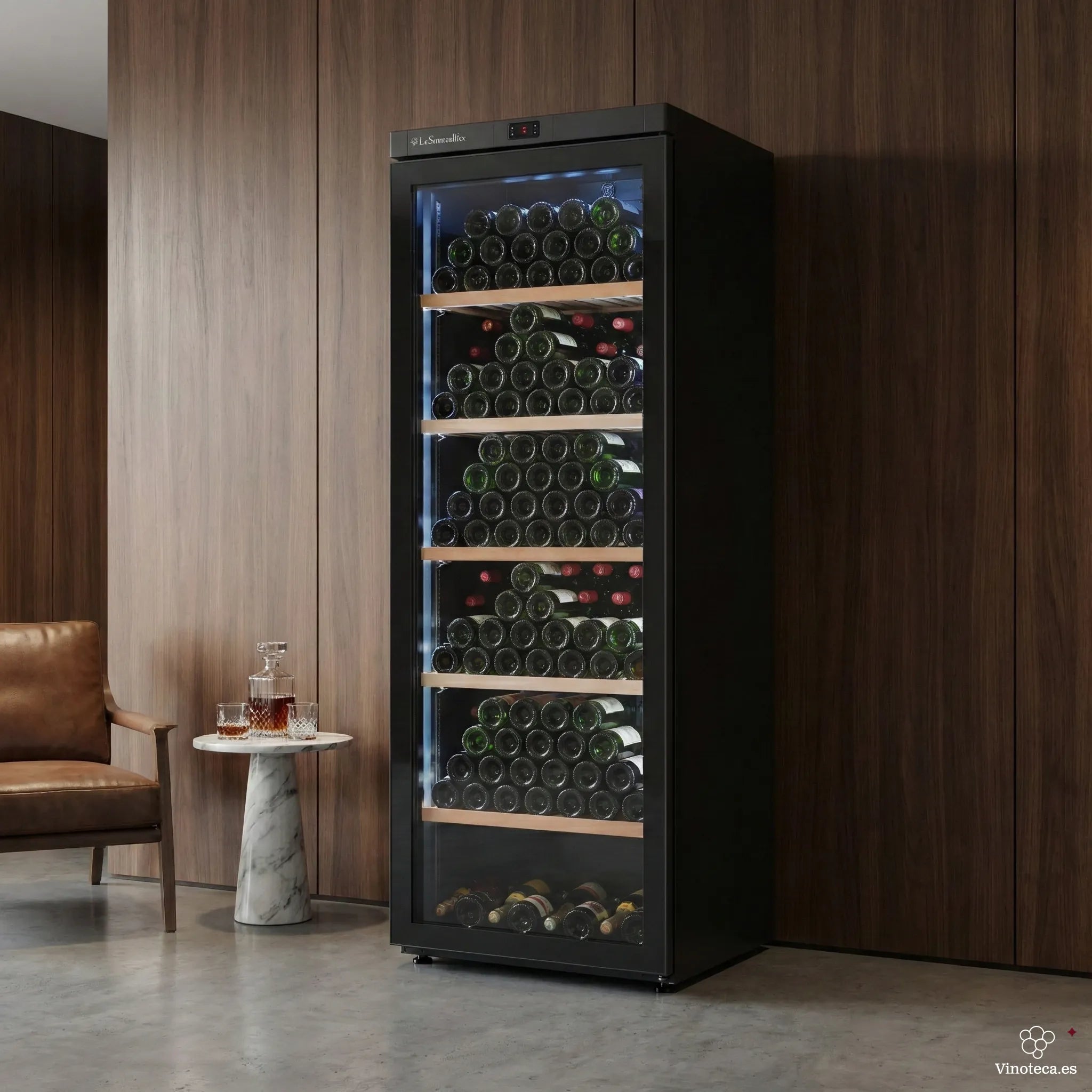 Vinoteca La Sommeliere VIP330VBLACK de 325 botellas en ambiente moderno, con puerta acristalada y triple zona.