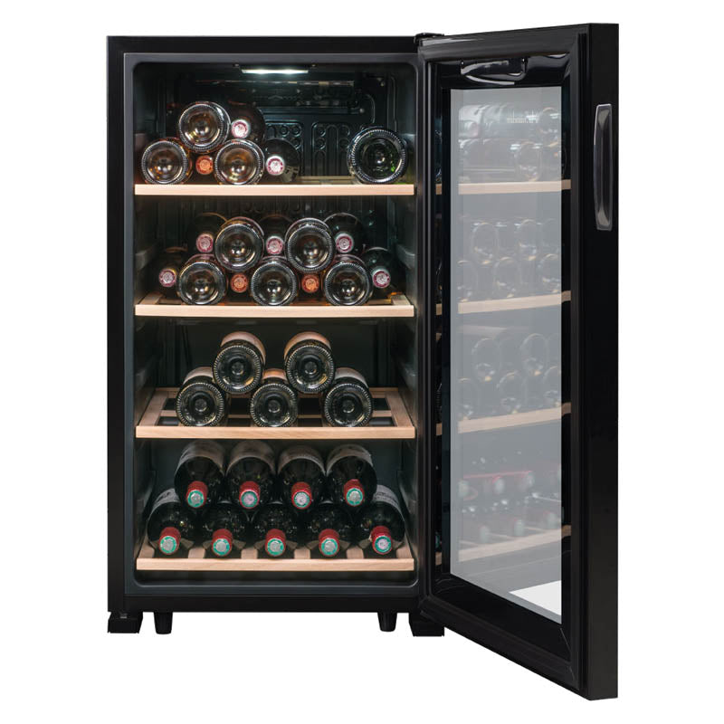 Vista de la Vinoteca 52 botellas La Sommelière LS52 Black con estantes de madera llenos de botellas