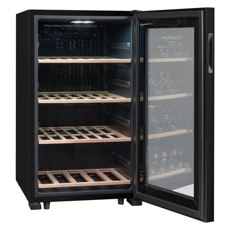 Vista de la Vinoteca 52 botellas La Sommelière LS52 Black repleta de botellas en estantes de madera