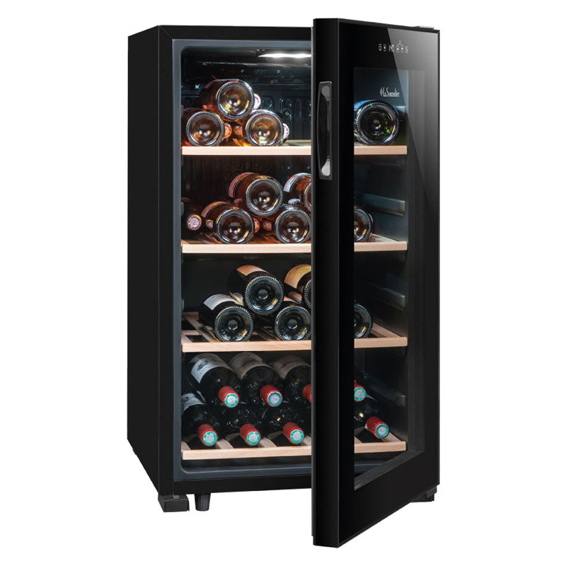 Vista de la Vinoteca 52 botellas La Sommelière LS52 Black cargada de botellas de vino tinto y blanco
