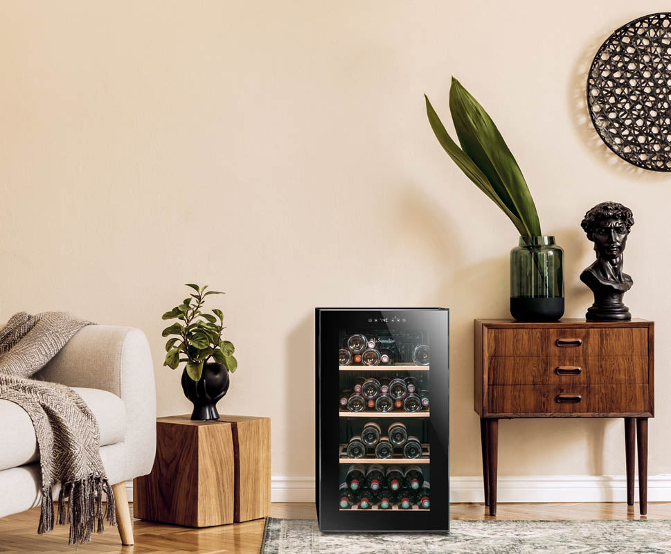 Vista de la Vinoteca 52 botellas La Sommelière LS52 Black completamente abastecida con botellas de vino