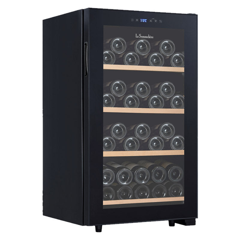 Vista de la Vinoteca 52 botellas La Sommelière LS52 Black repleta de botellas en estantes de madera