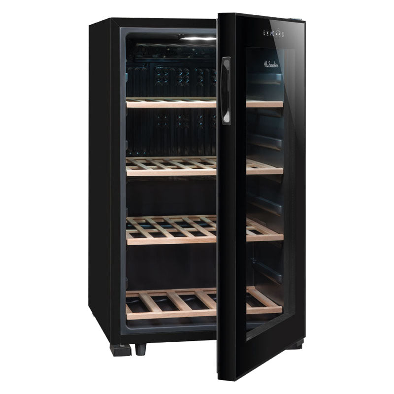 Vista de la Vinoteca 52 botellas La Sommelière LS52 Black cargada de botellas de vino tinto y blanco