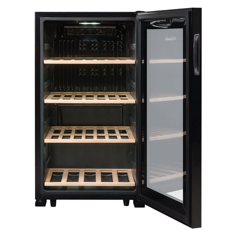 Vista de la Vinoteca 52 botellas La Sommelière LS52 Black con estantes de madera llenos de botellas