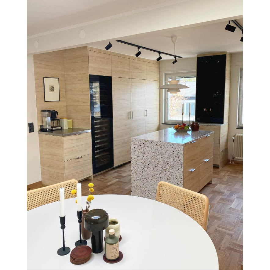 Vinoteca mQuvée WineKeeper 112D Fullglass Black Push Pull integrada en columna de cocina