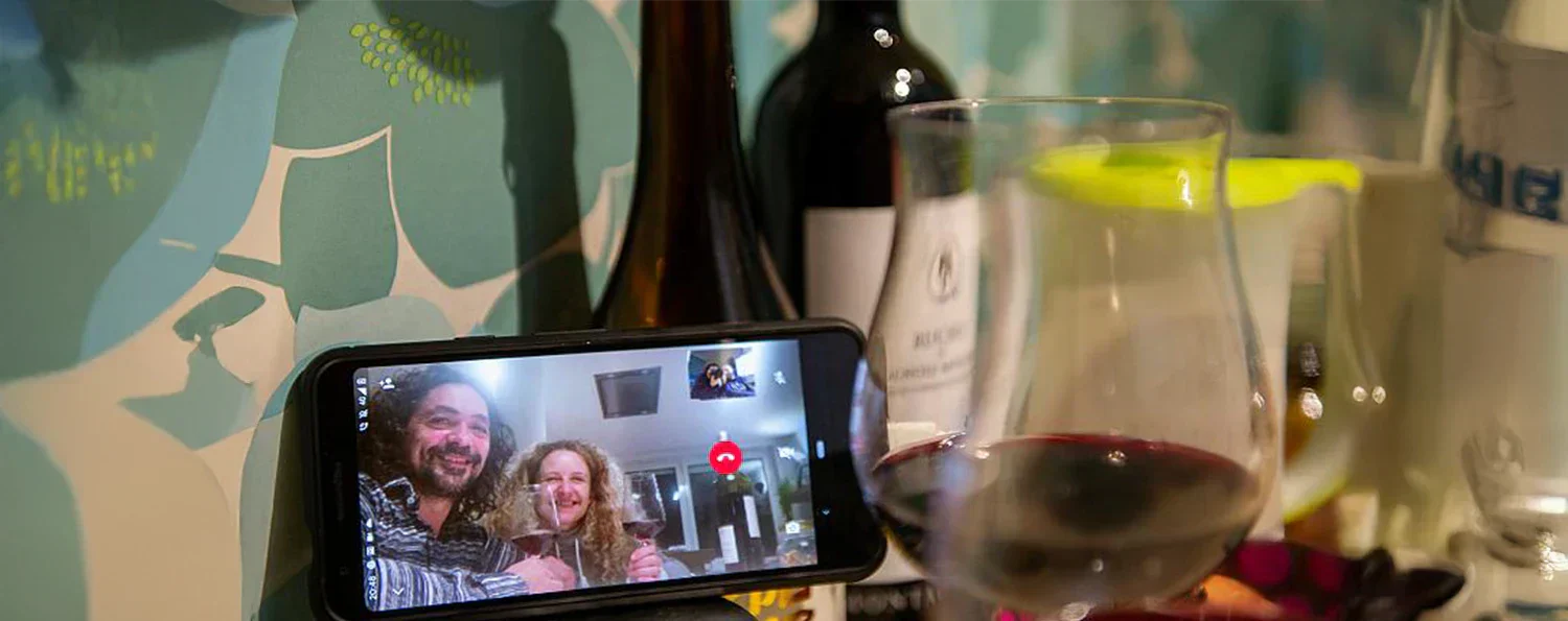 Imagen de 2 personas en videollamada bebiendo vino durante la pandemia de 2020