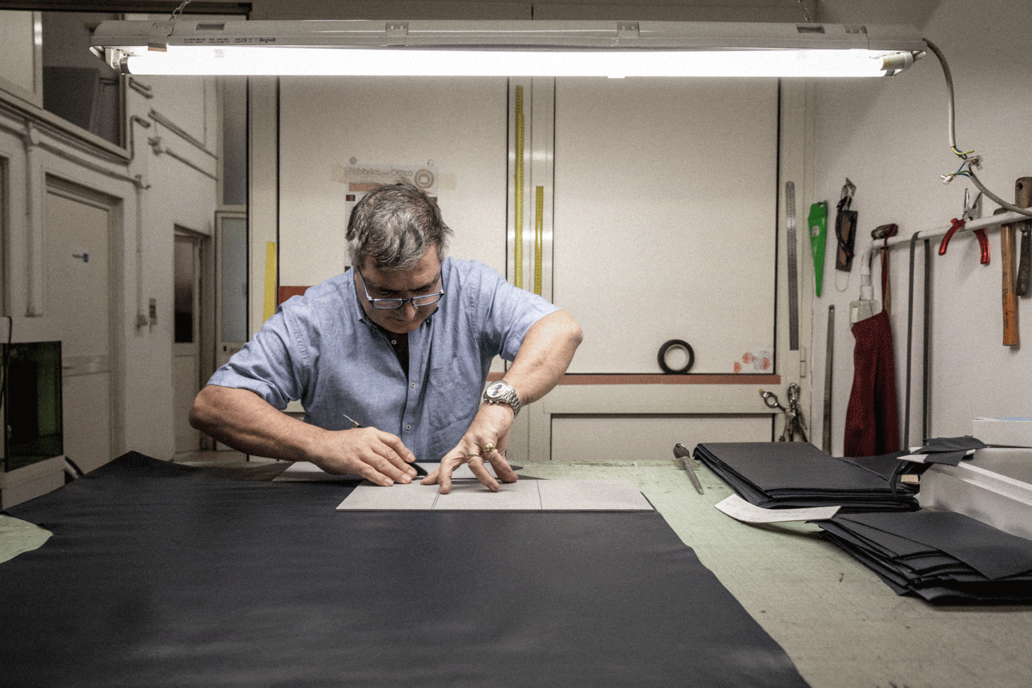 Artesano trabajando el cuero en taller para fabricar el estuche L'Atelier du Vin Oeno Motion Nomad