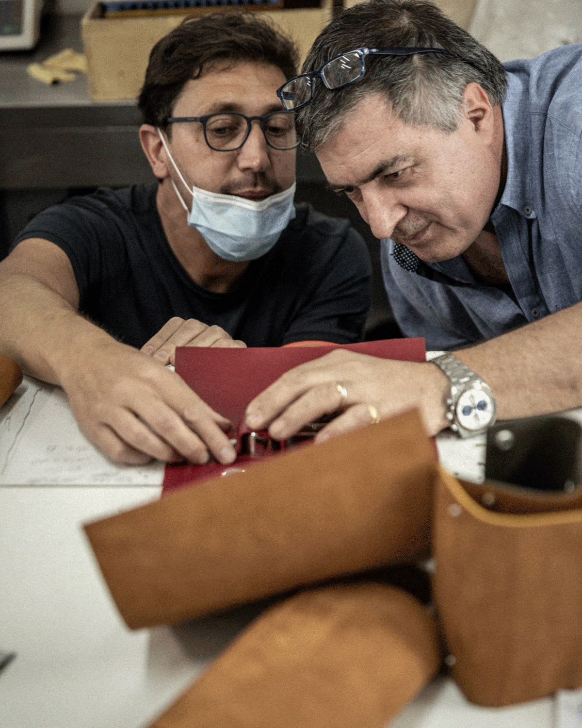 Artesanos de L'Atelier du Vin inspeccionando el estuche nómada Oeno Collection Nomad en proceso de fabricación