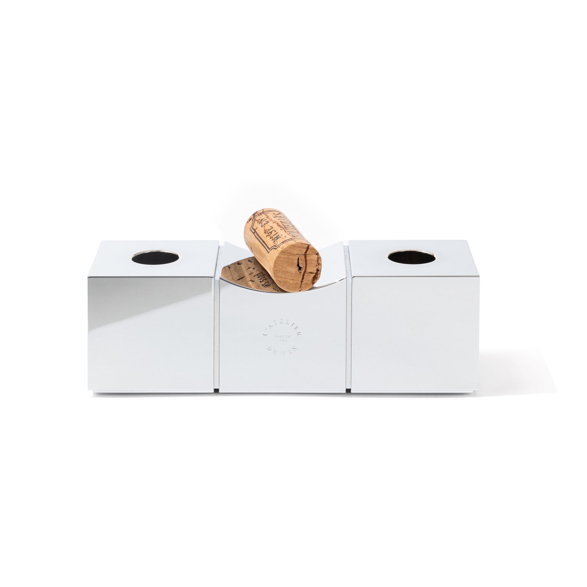 Cajas espejo del set L'Atelier du Vin Bouchons Millésimes con ranuras y corcho de vino sobre fondo blanco