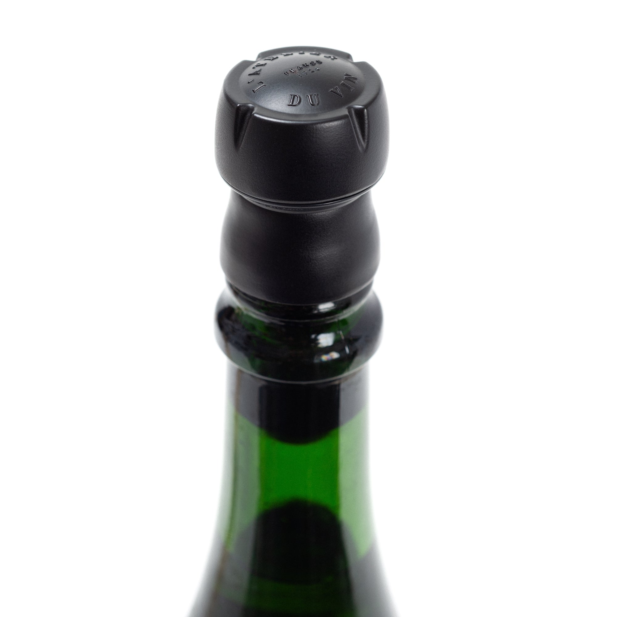 Tapón de champán L'Atelier du Vin Bubble Cork Black colocado en botella de cava verde, detalle