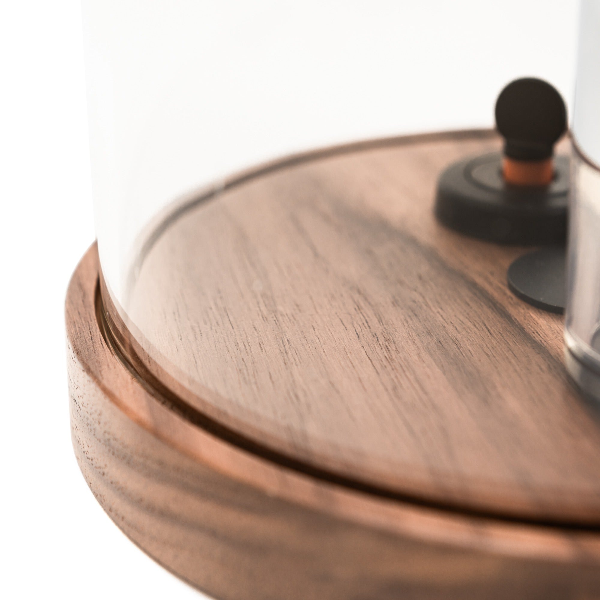 Detalle de la base de madera de nogal del set L'Atelier du Vin Le Globe con campana de vidrio