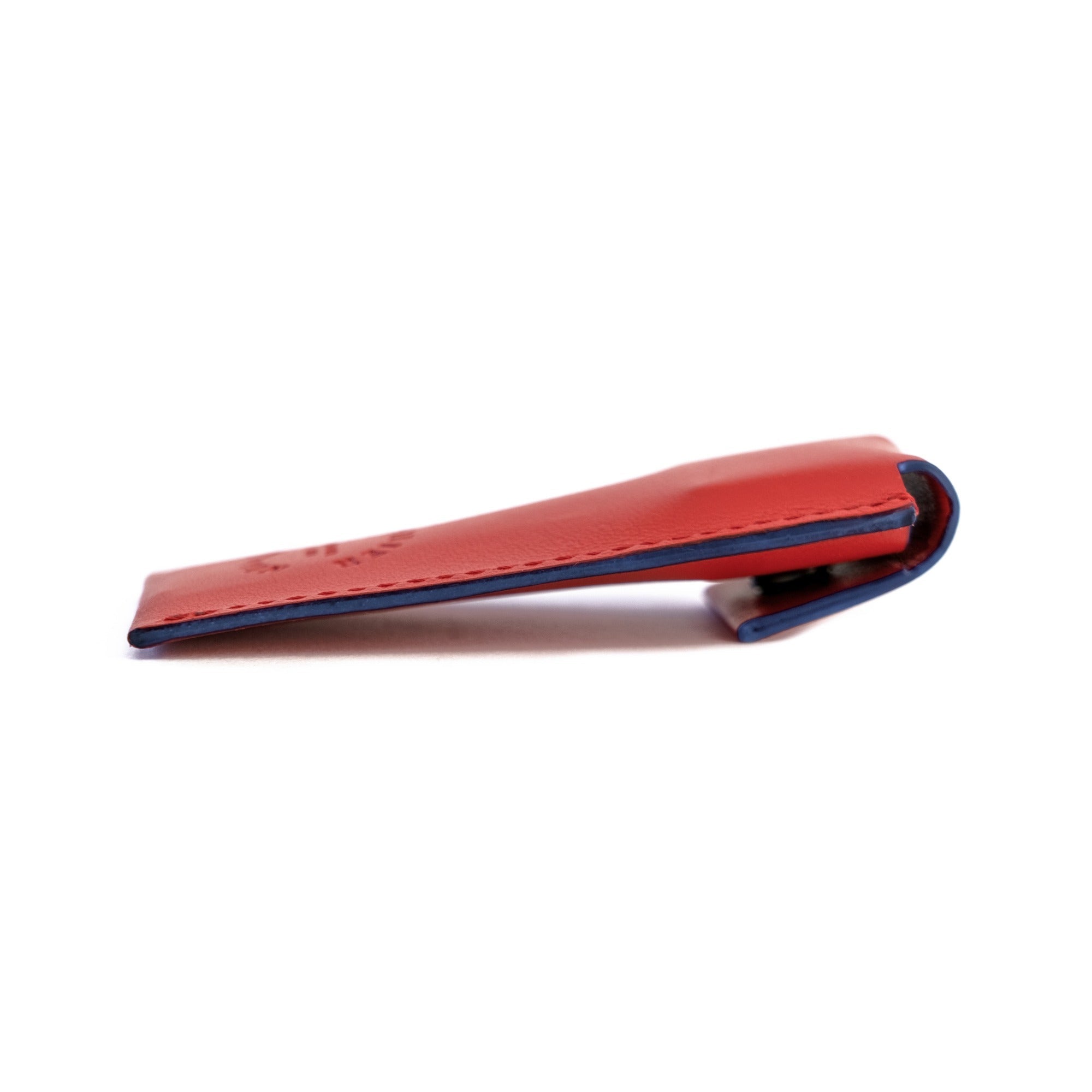Funda de cuero rojo con borde azul del bilame Les Bons Amis de L'Atelier du Vin, vista lateral en detalle