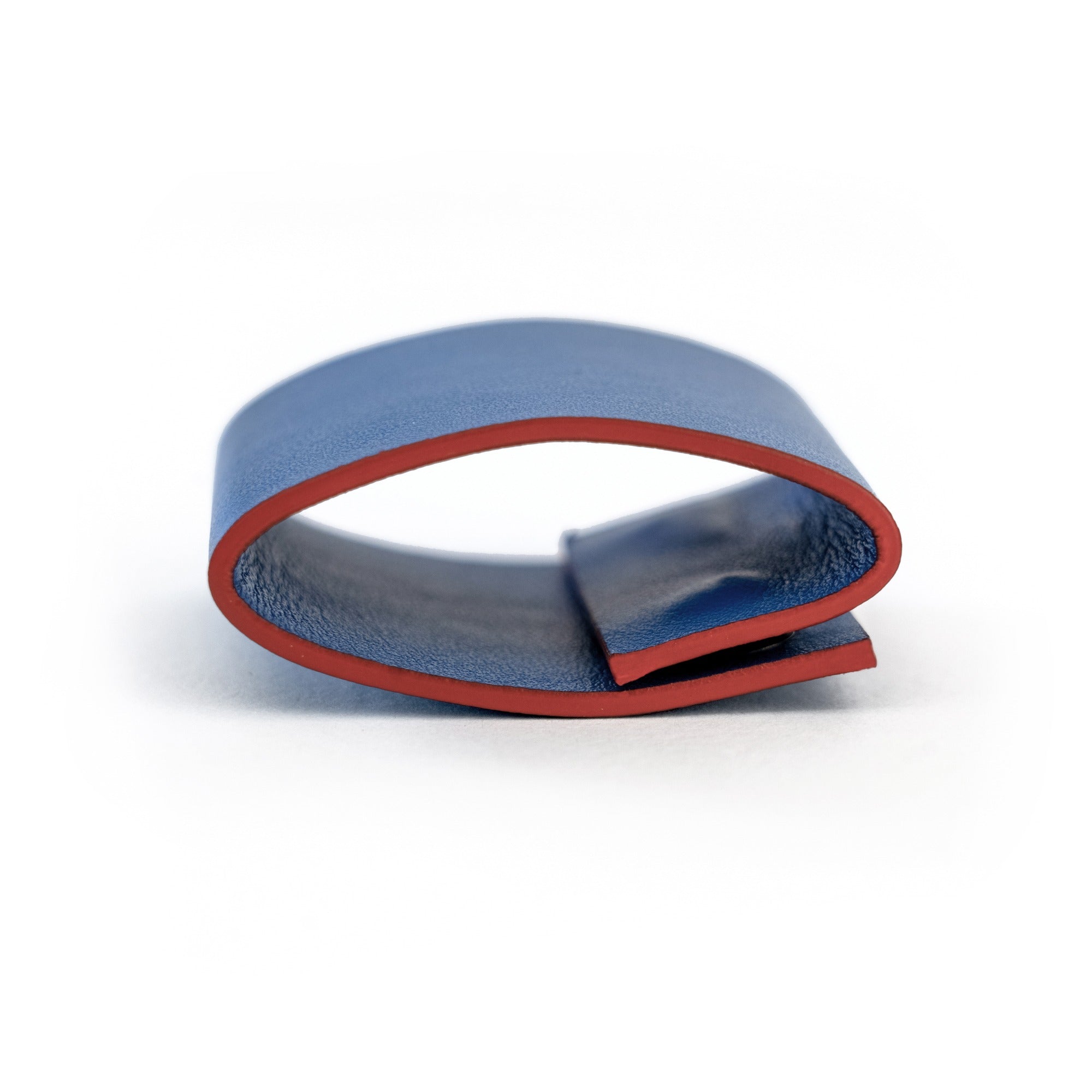 Funda protectora de cuero azul Les Bons Amis de L'Atelier du Vin para sacacorchos, vista en detalle
