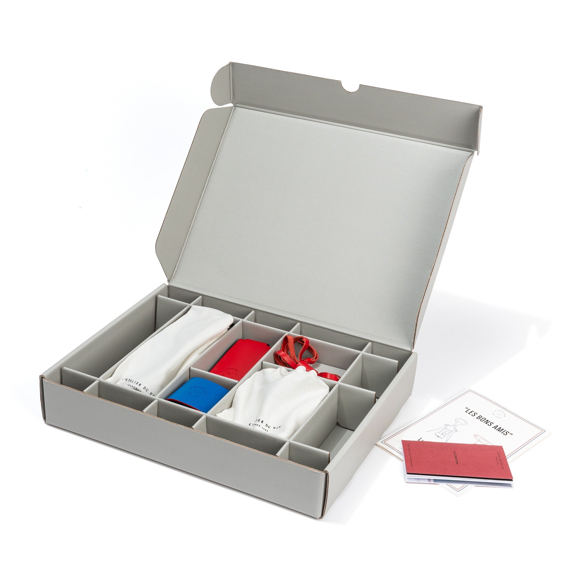 Caja abierta del set Les Bons Amis de L'Atelier du Vin con compartimentos para sacacorchos, bilame y accesorios