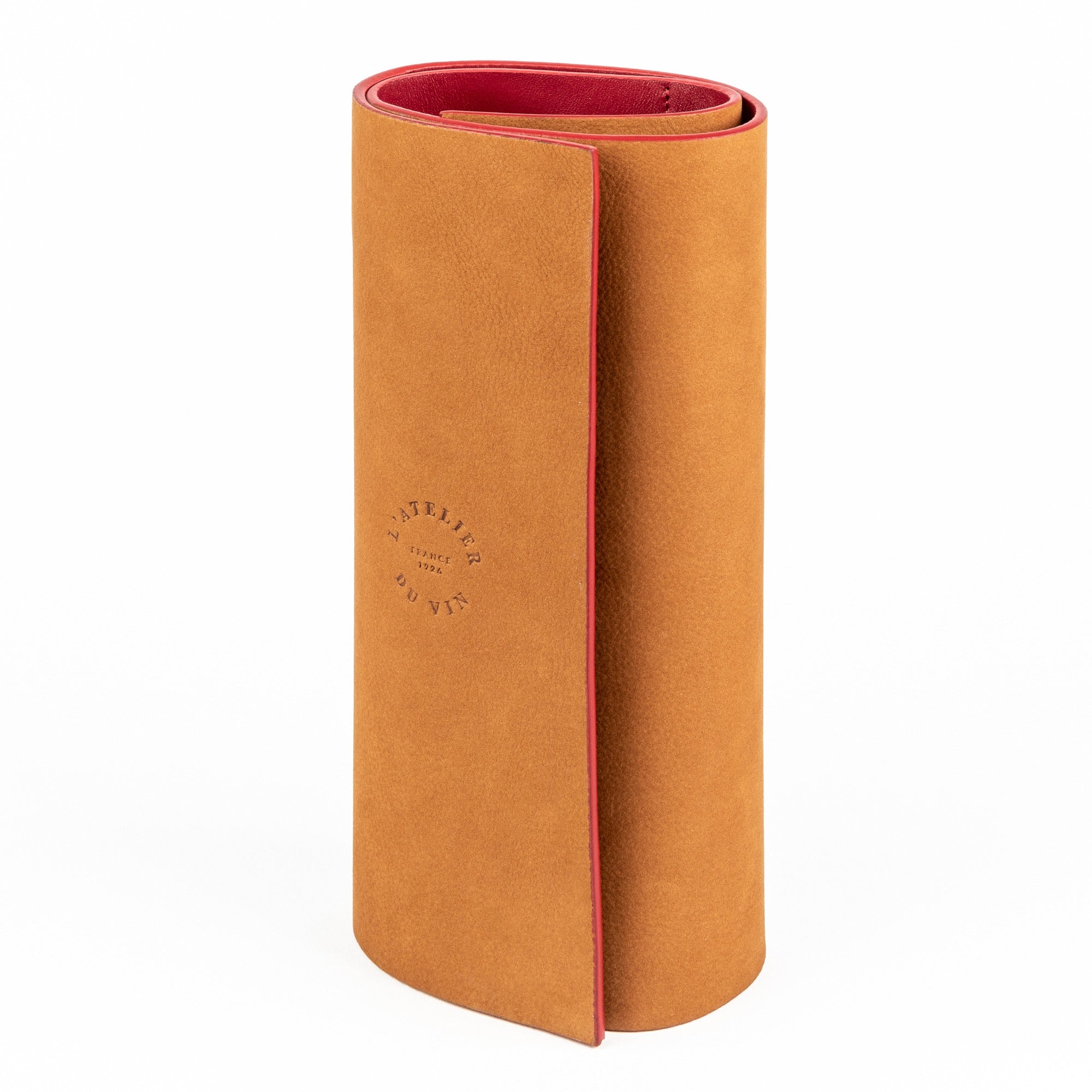 Estuche nómada L'Atelier du Vin Oeno Collection Nomad cerrado y enrollado en cuero natural con sello grabado