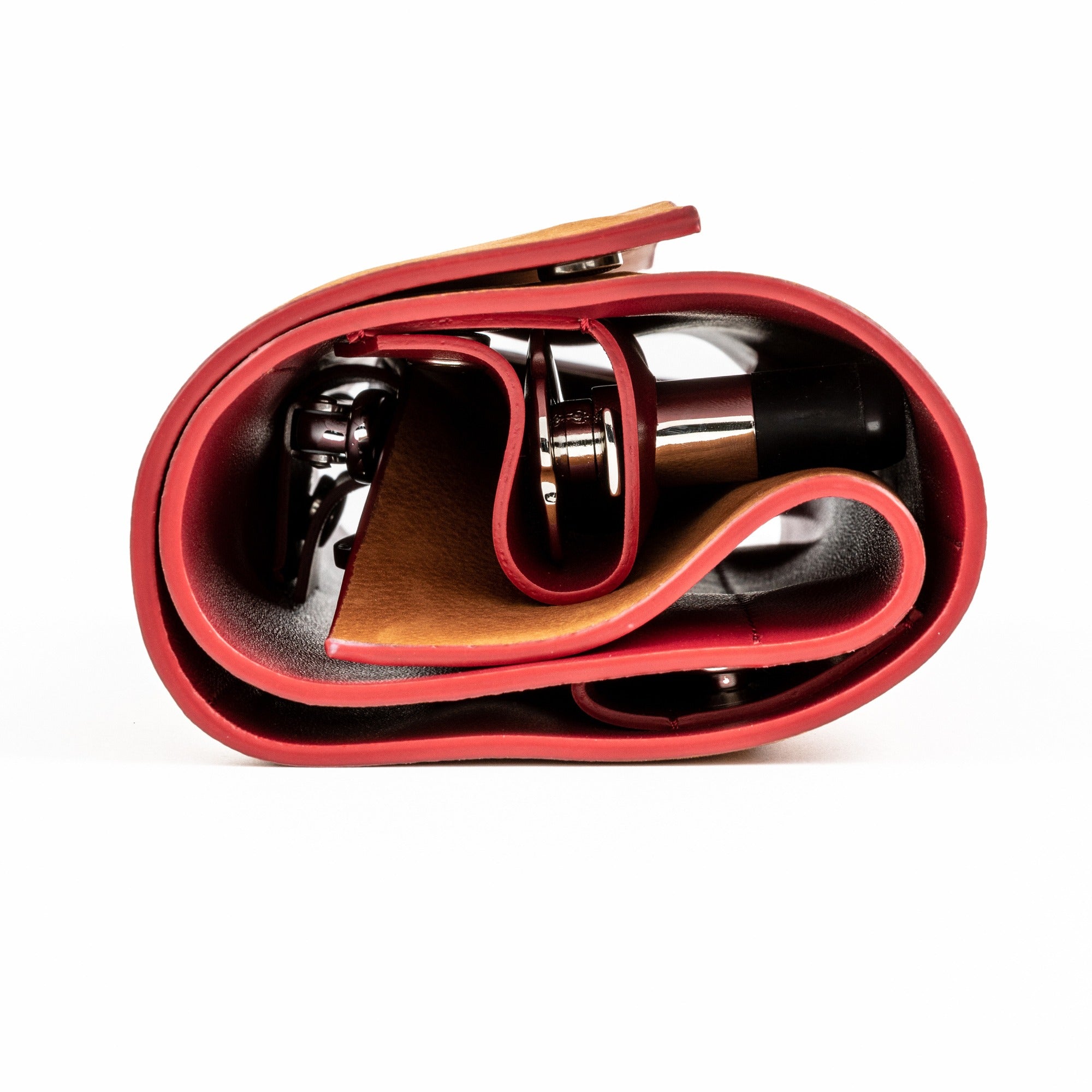 Estuche nómada L'Atelier du Vin Oeno Collection Nomad cerrado y enrollado con accesorios de vino visibles