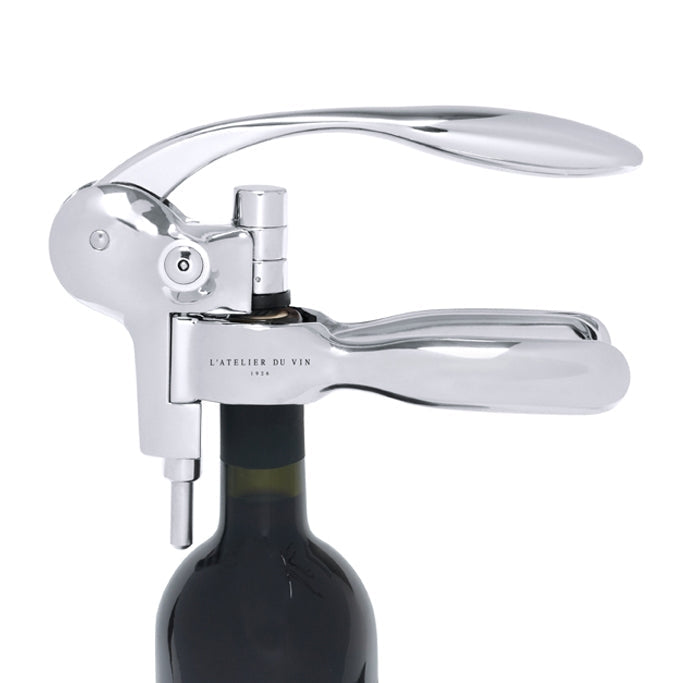 Sacacorchos de palanca Oeno Box Sommelier L'Atelier du Vin encajado sobre botella de vino tinto