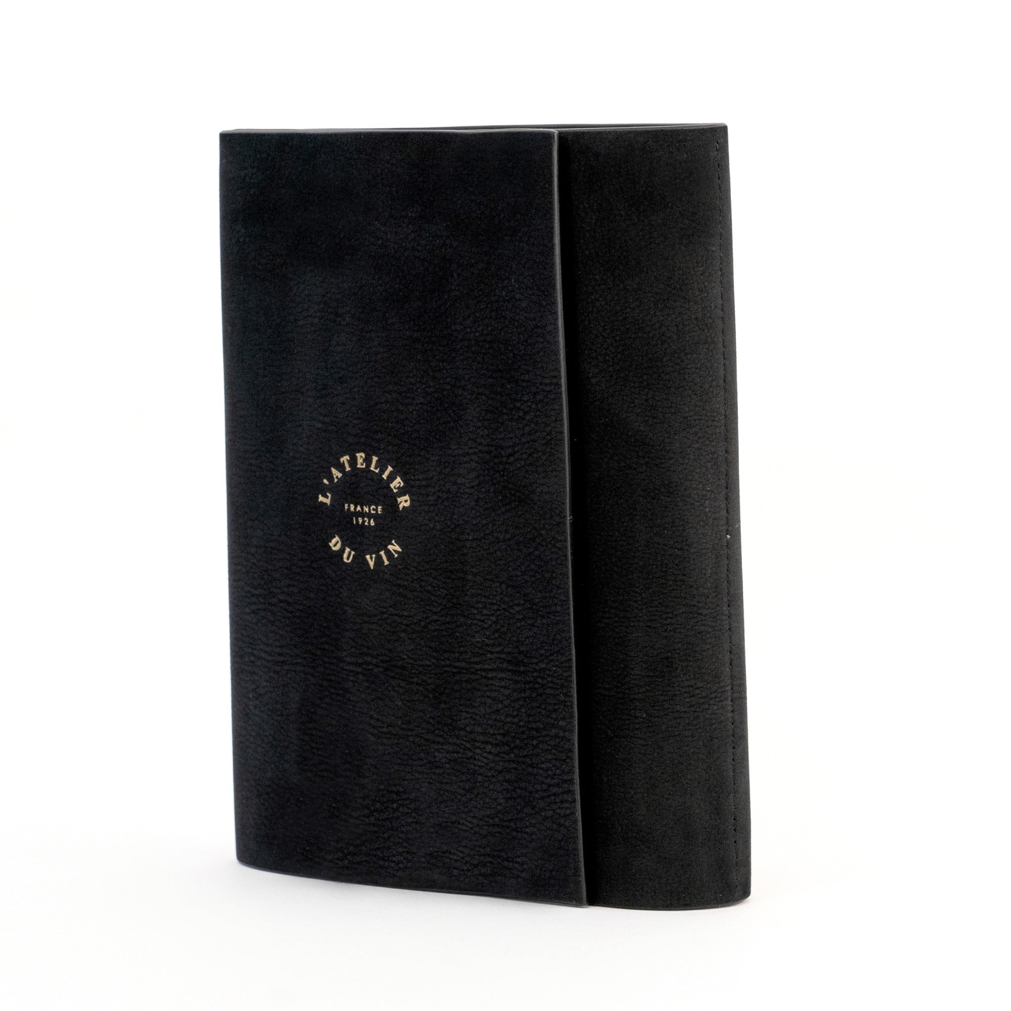 Estuche de cuero negro cerrado del Oeno Motion Gold Nomad L'Atelier du Vin con logo dorado grabado