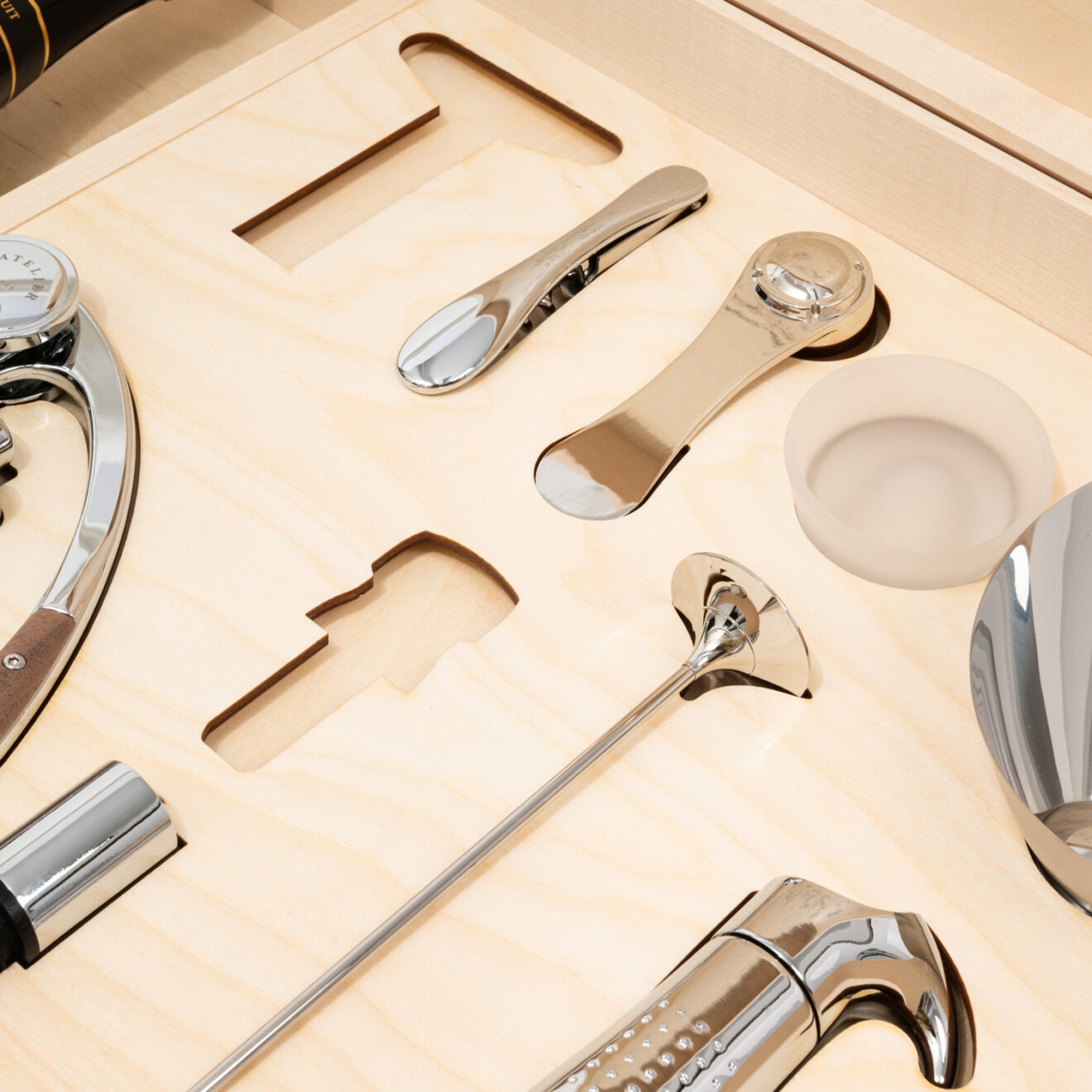 Detalle de accesorios cromados del set L'Atelier du Vin Oeno Box Connoisseur 1 en caja de madera