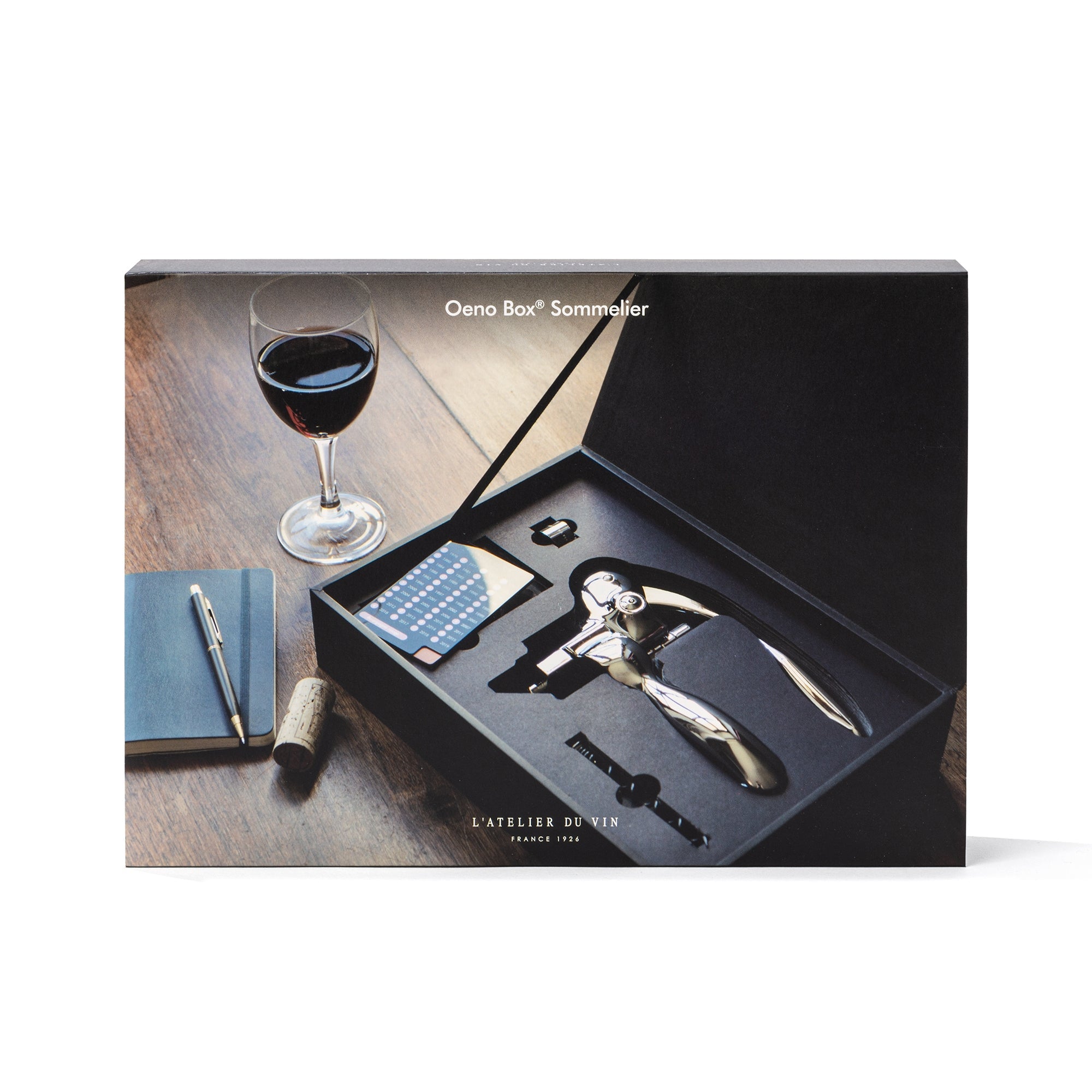 Set Oeno Box Sommelier de L'Atelier du Vin abierto en mesa de madera con copa de vino rojo