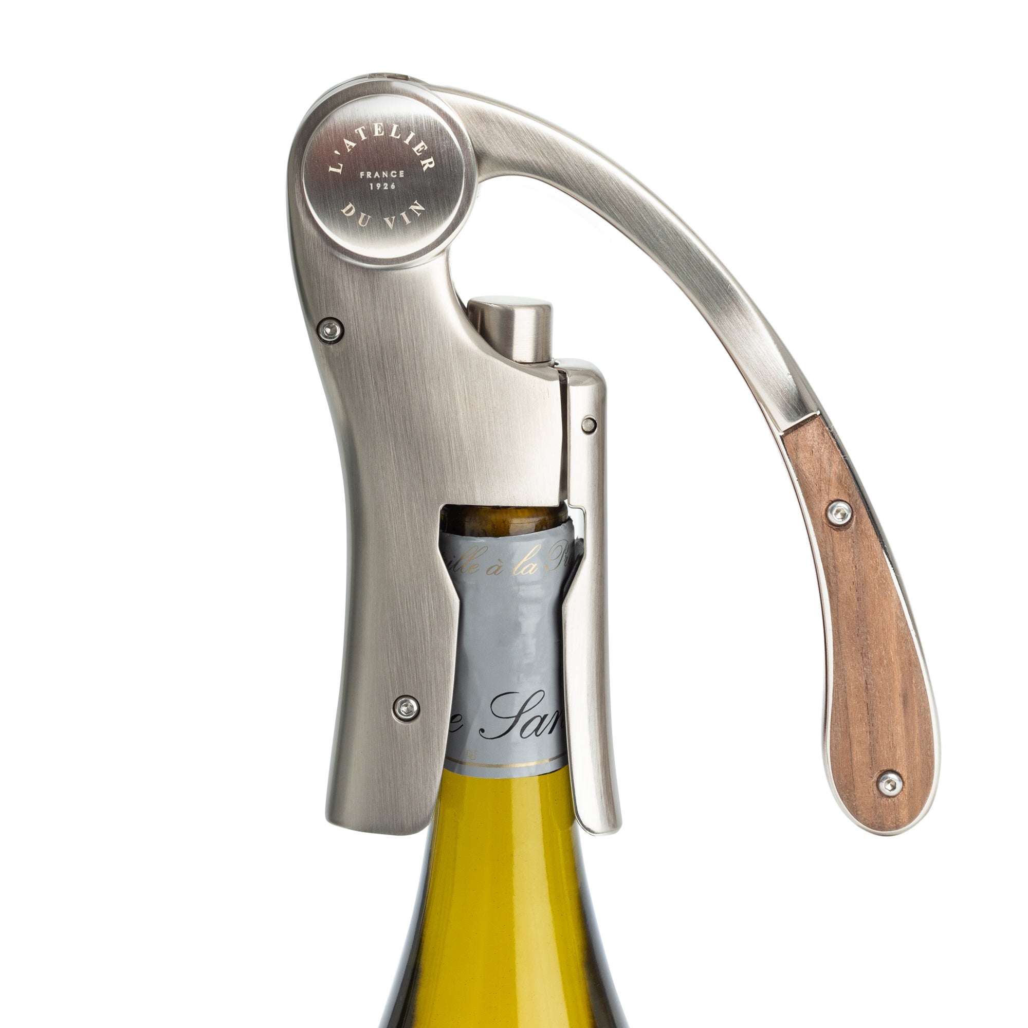 Sacacorchos Oeno Motion Trésor L'Atelier du Vin en uso sobre botella de vino blanco fondo blanco