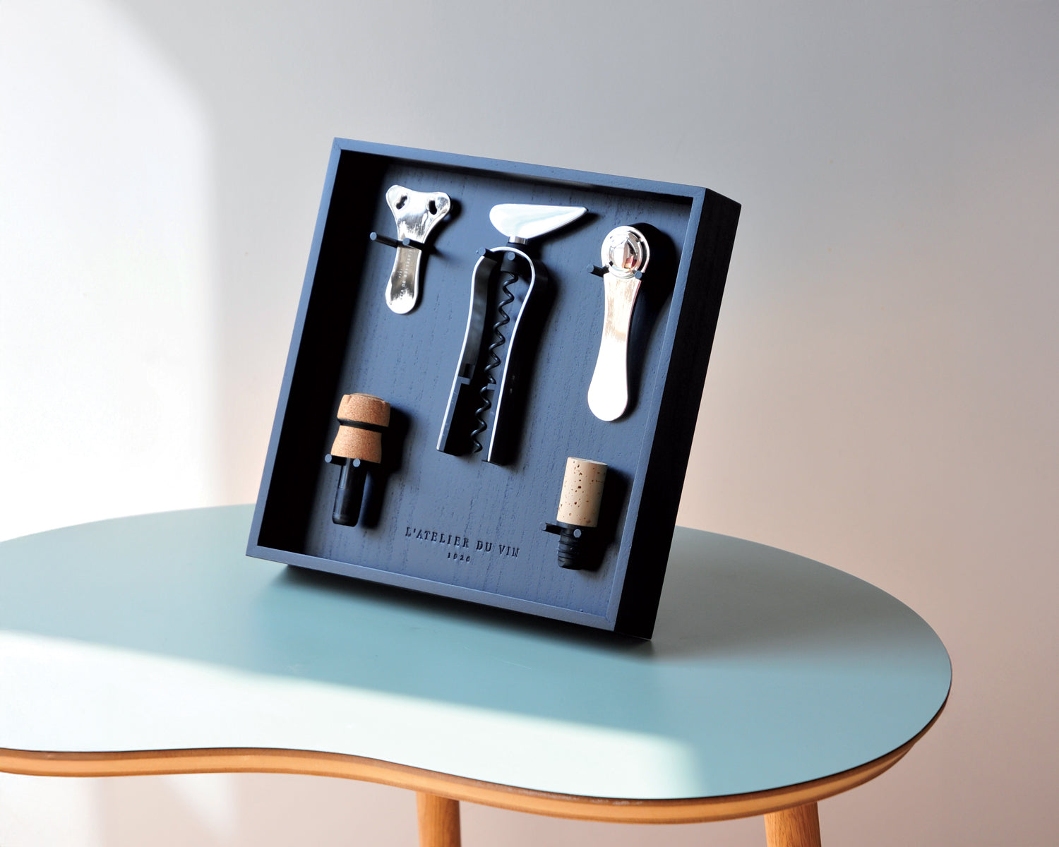 Le Râtelier à Outils du Vin L'Atelier du Vin sobre mesa auxiliar en entorno doméstico moderno