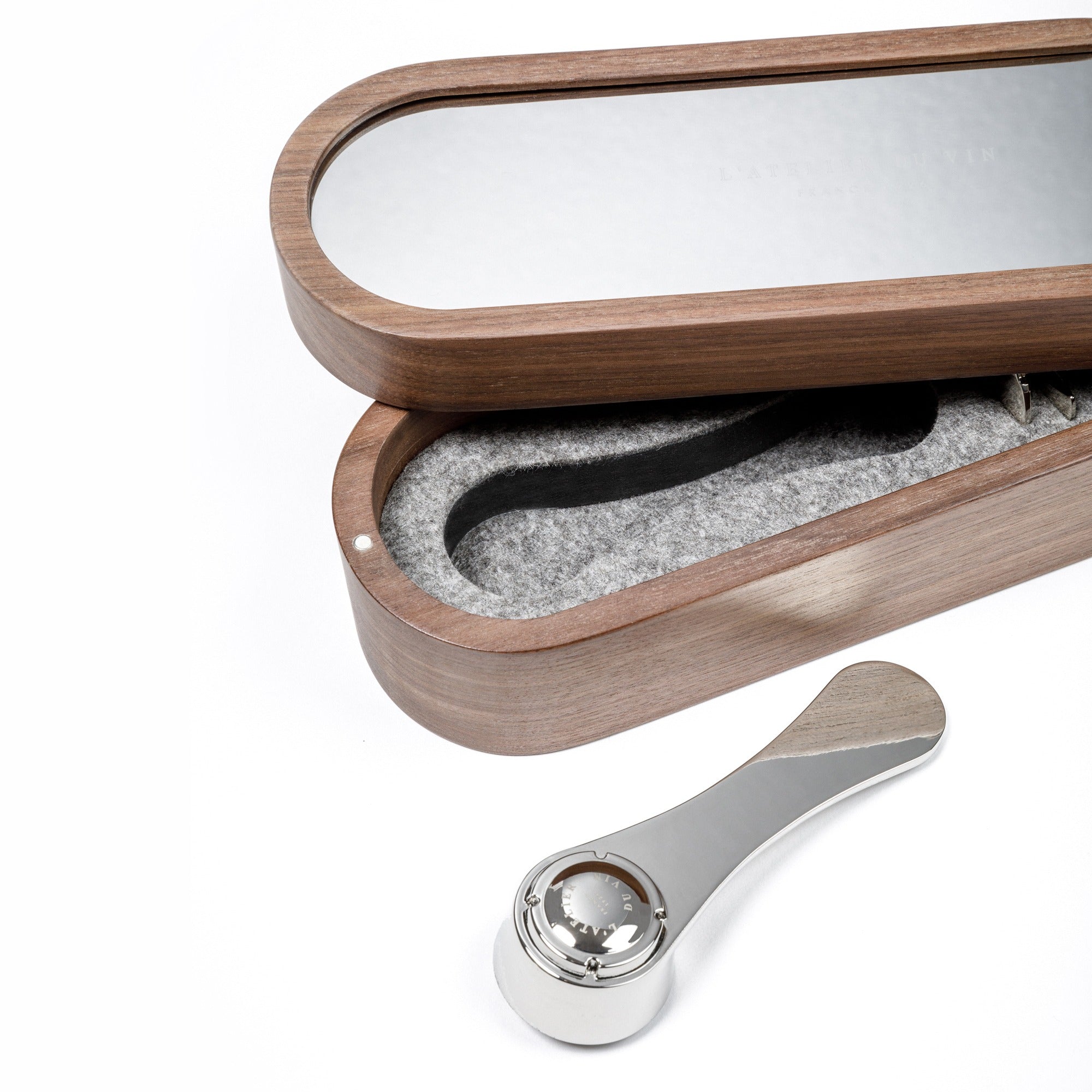Detalle del set Sparkling de L'Atelier du Vin con tapón para espumosos en acero y nogal extraído del estuche