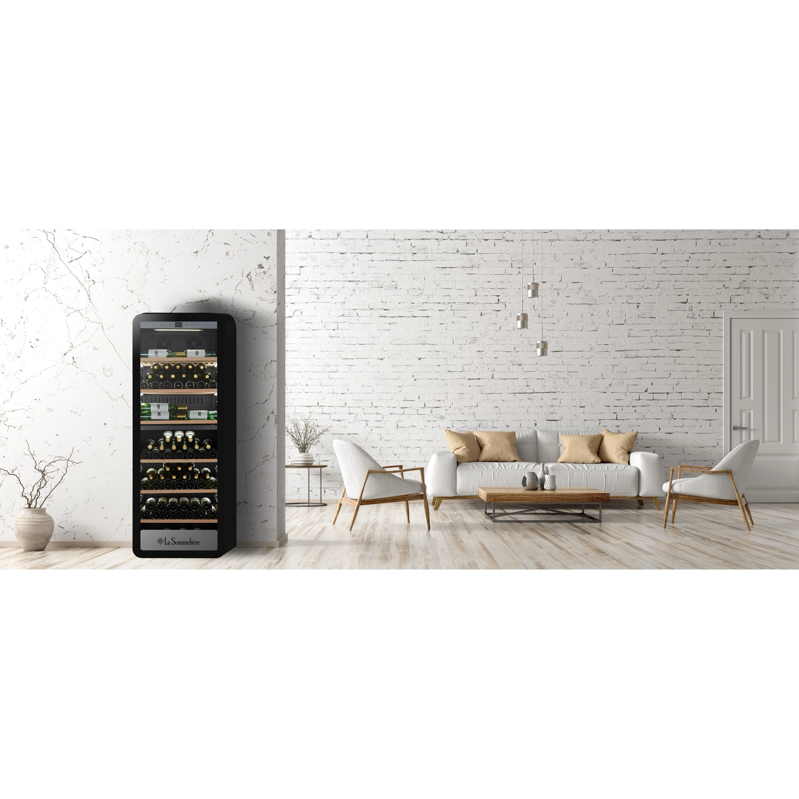 Vinoteca 247 botellas La Sommelière APOGEE 250DZ doble zona instalada en una sala de estar de diseño, completamente abastecida con botellas de vino.