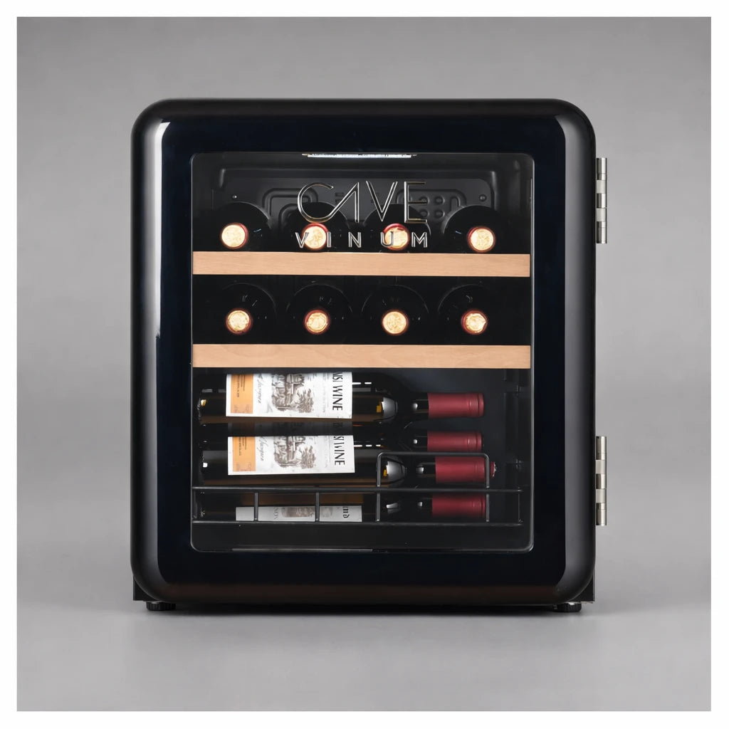 Vinoteca retro Cave Vinum CV-15-R para 12 botellas, color negro con puerta de vidrio, iluminación interior y estantes de madera con botellas de vino colocadas horizontalmente.