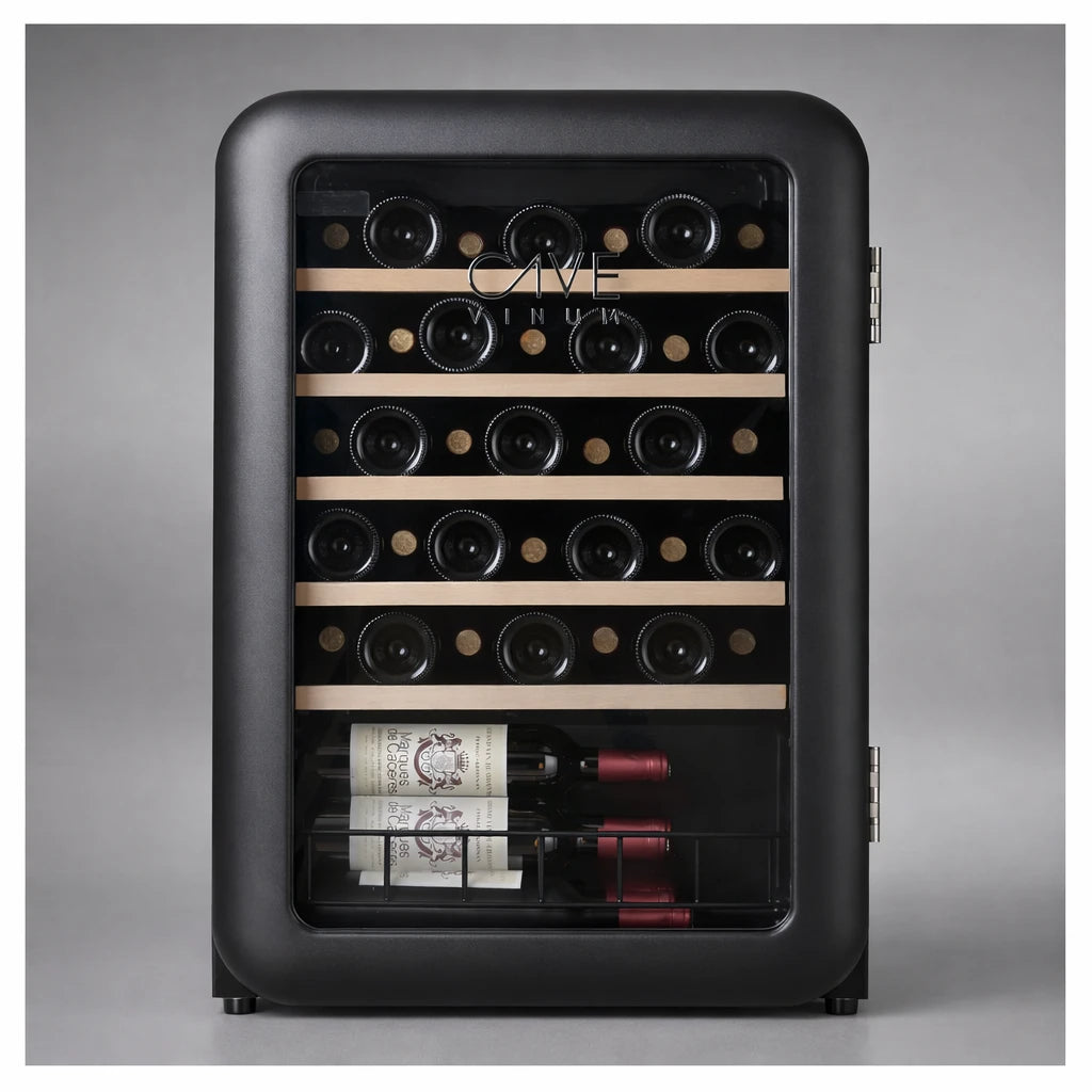 Vinoteca Cavevinum CV-45 con capacidad para 45 botellas, interior negro y estantes de madera con botellas visibles.