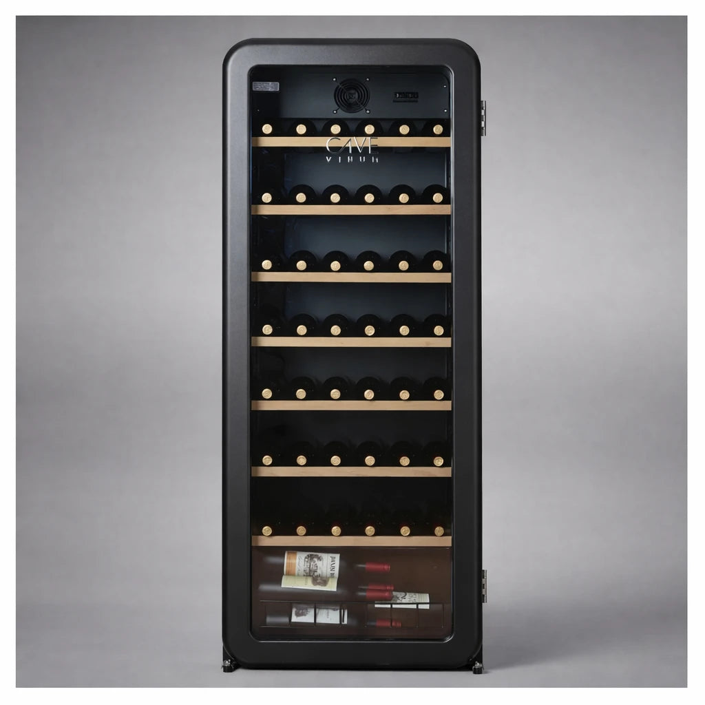 Vinoteca Cavevinum CV-76 en cocina moderna, con puerta de vidrio cerrada y botellas de vino organizadas en estantes de madera.
