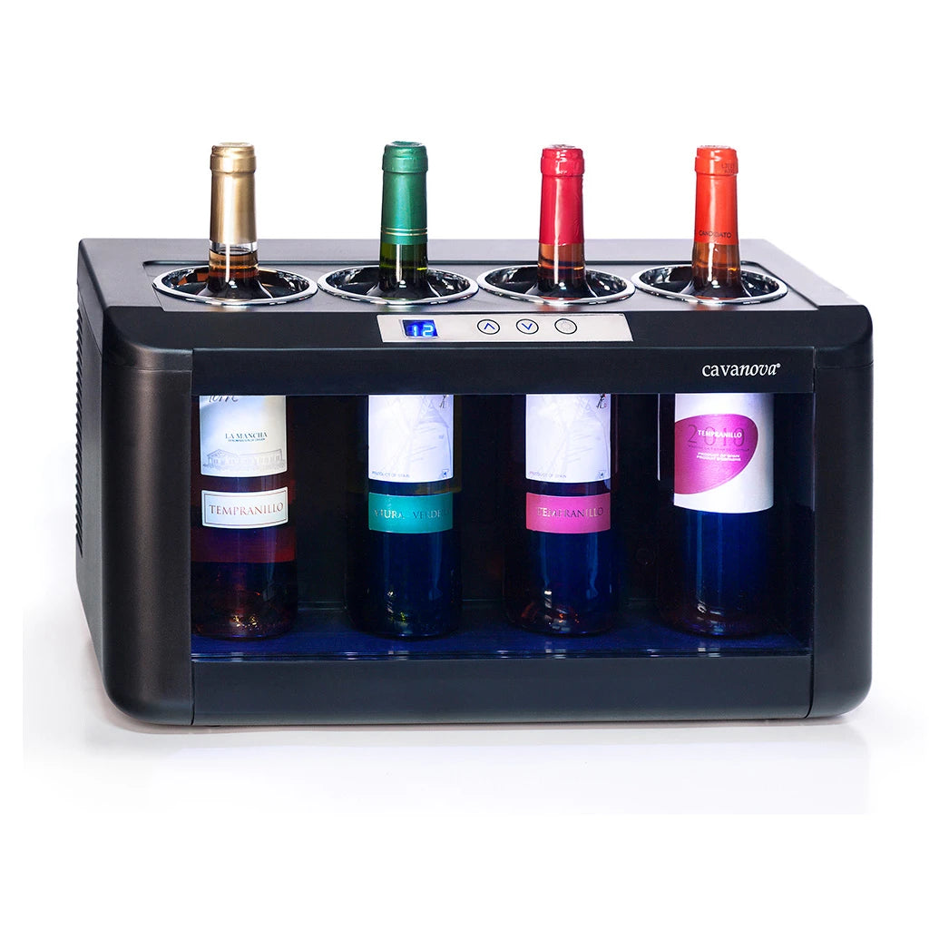 Enfriador de vino horizontal Cavanova para 4 botellas, con diseño negro, panel digital frontal y cuatro botellas visibles en posición inclinada.