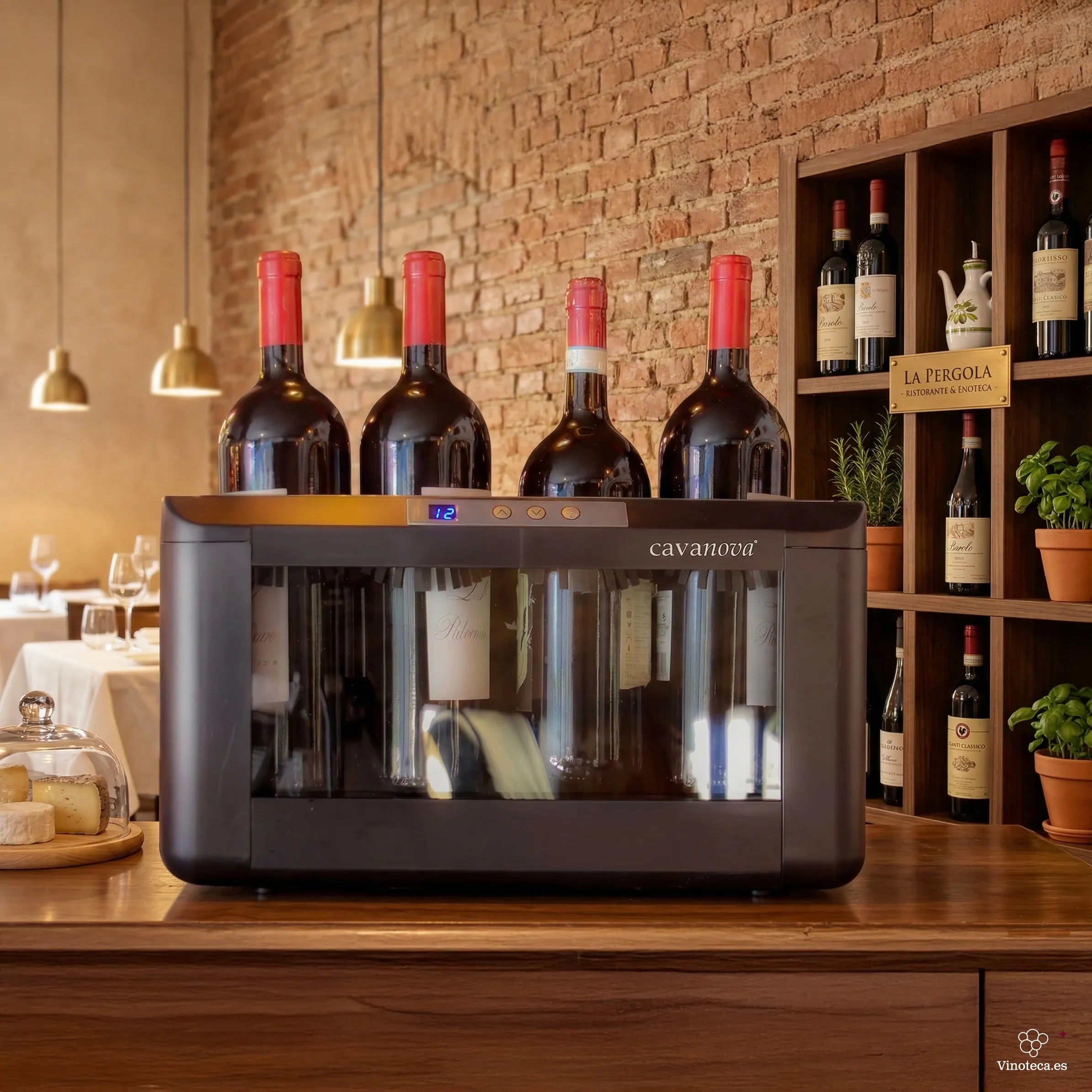 Enfriador de vino Cavanova para 4 botellas sobre una mesa de madera en restaurante, con botellas visibles y estantería de vinos al fondo.
