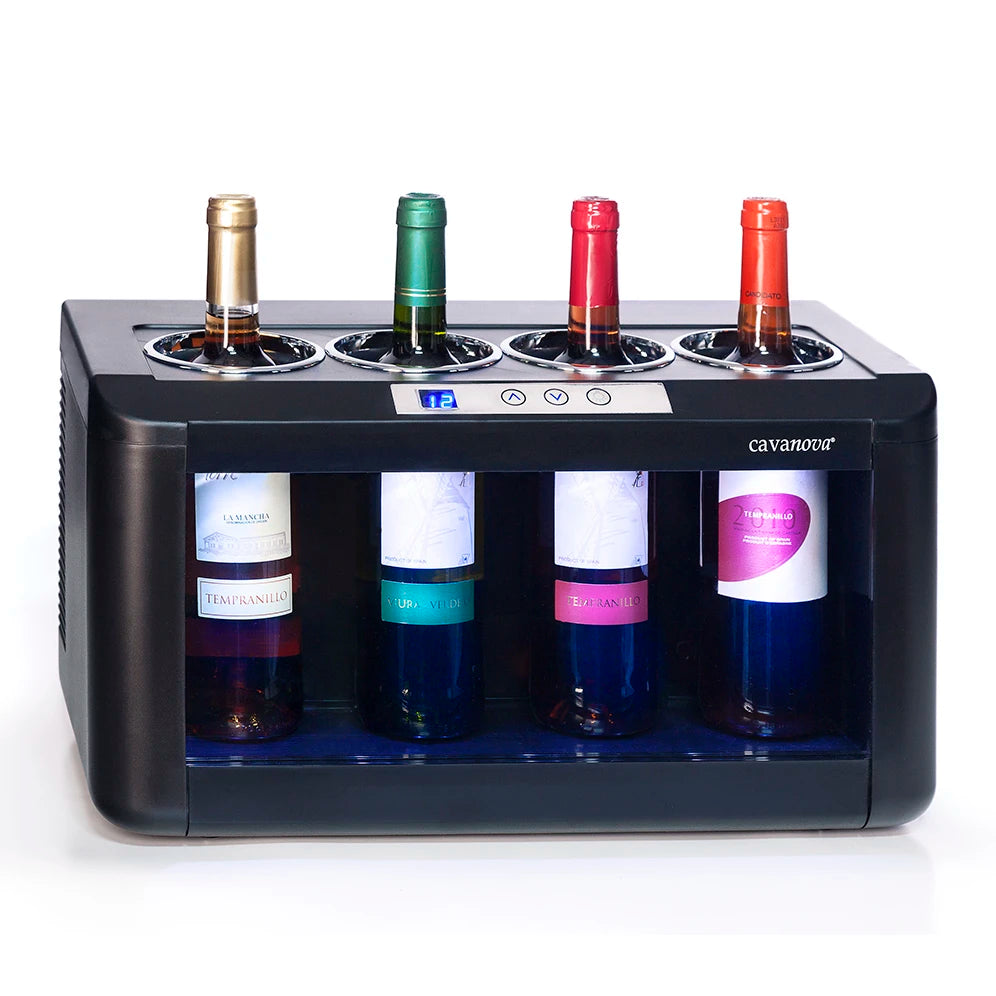 Enfriador de vino Cavanova OW004 con capacidad para 4 botellas en posición vertical, diseño compacto y horizontal en color negro, con control digital de temperatura en el panel frontal y ventana transparente que muestra las botellas refrigeradas.