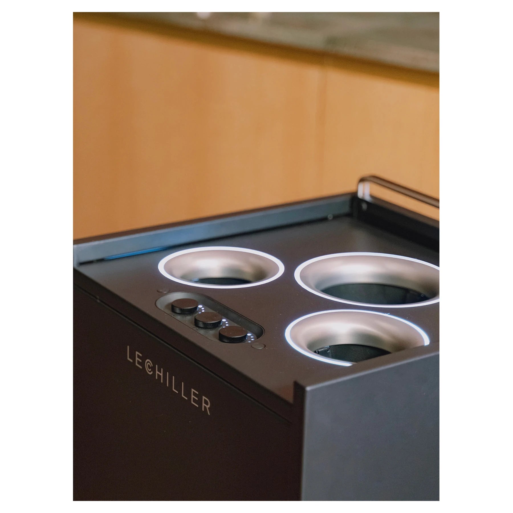 LeChiller Pro, enfriador de botellas y latas de libre instalación, vista del equipo para servicio profesional.