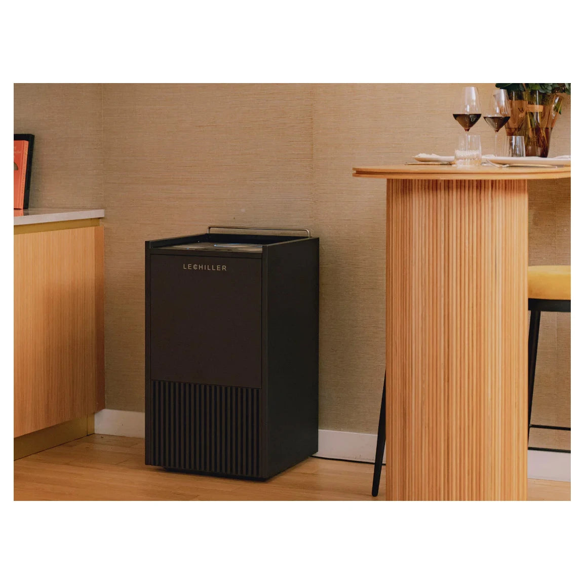 Enfriador de botellas LeChiller Pro de libre instalación para servicio de vino, champagne y bebidas en 75 cl, magnum y latas.